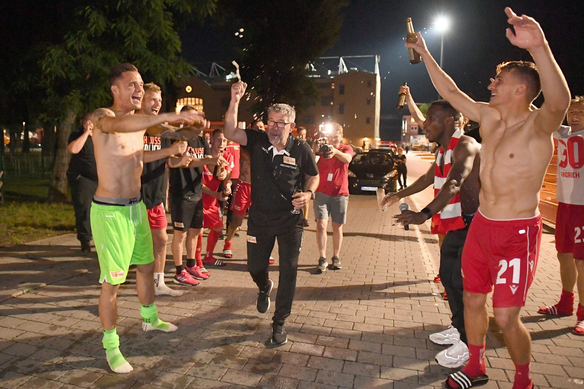 Urs Fischer feiert mit seinem Spielern 2020 nach dem am 32. Spieltag den Klassenerhalt im ersten Bundesliga-Jahr. Für den Trainer war es der größte Erfolg beim 1. FC Union.