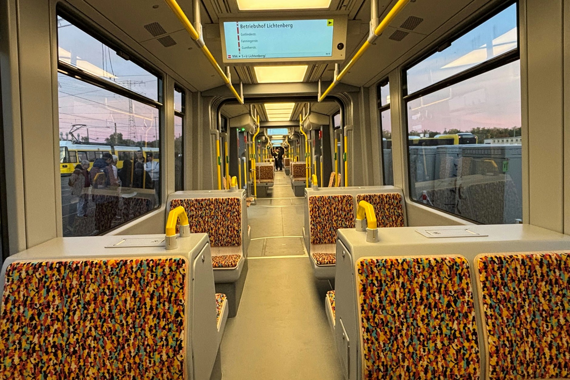 Tram in XXL: Der Urbanliner für die BVG ist fast 51 Meter lang. Die Bahn hat 92 Sitzplätze.