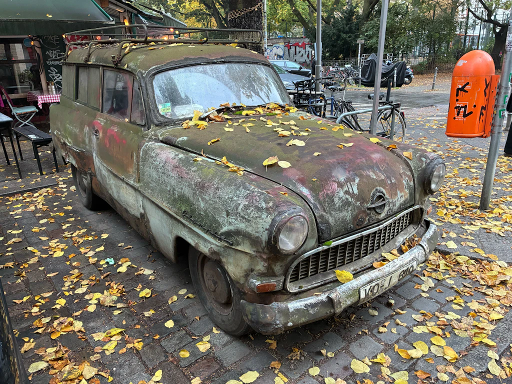 Kult-Auto im Graefekiez: Raten Sie, wie lange der Opel nicht gewaschen wurde!