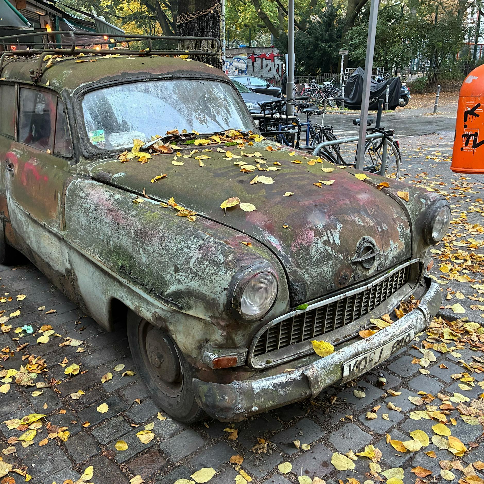 Kult-Auto im Graefekiez: Raten Sie, wie lange der Opel nicht gewaschen wurde!