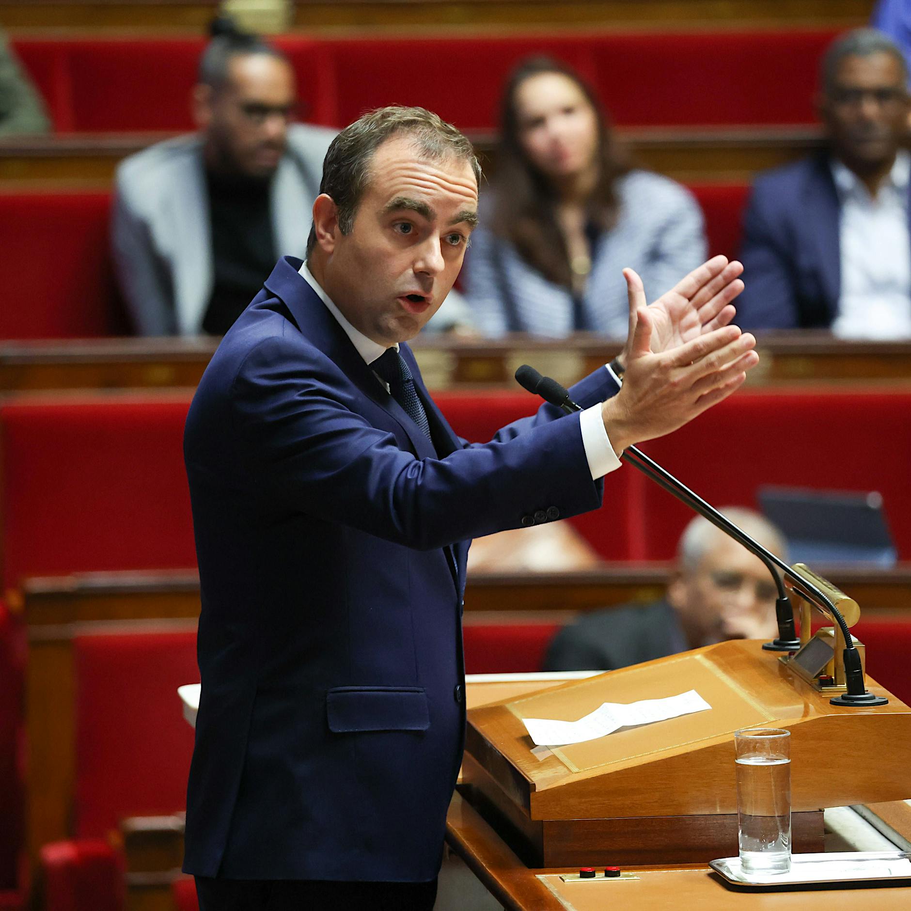 Macron „knapp davongekommen“: Frankreichs Regierung übersteht beide Misstrauensanträge