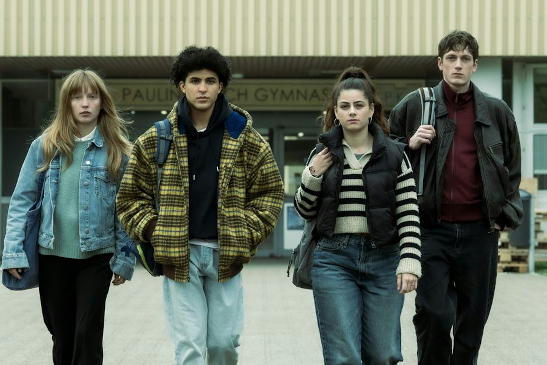 „Von uns wird es keiner sein“: Wer hat die anonyme Selbstmorddrohung in den sozialen Medien geteilt? Szene mit Mina-Giselle Rüffer, Lukas von Horbatschewsky, Derya Akyol und Kosmas Schmidt (v.l.)