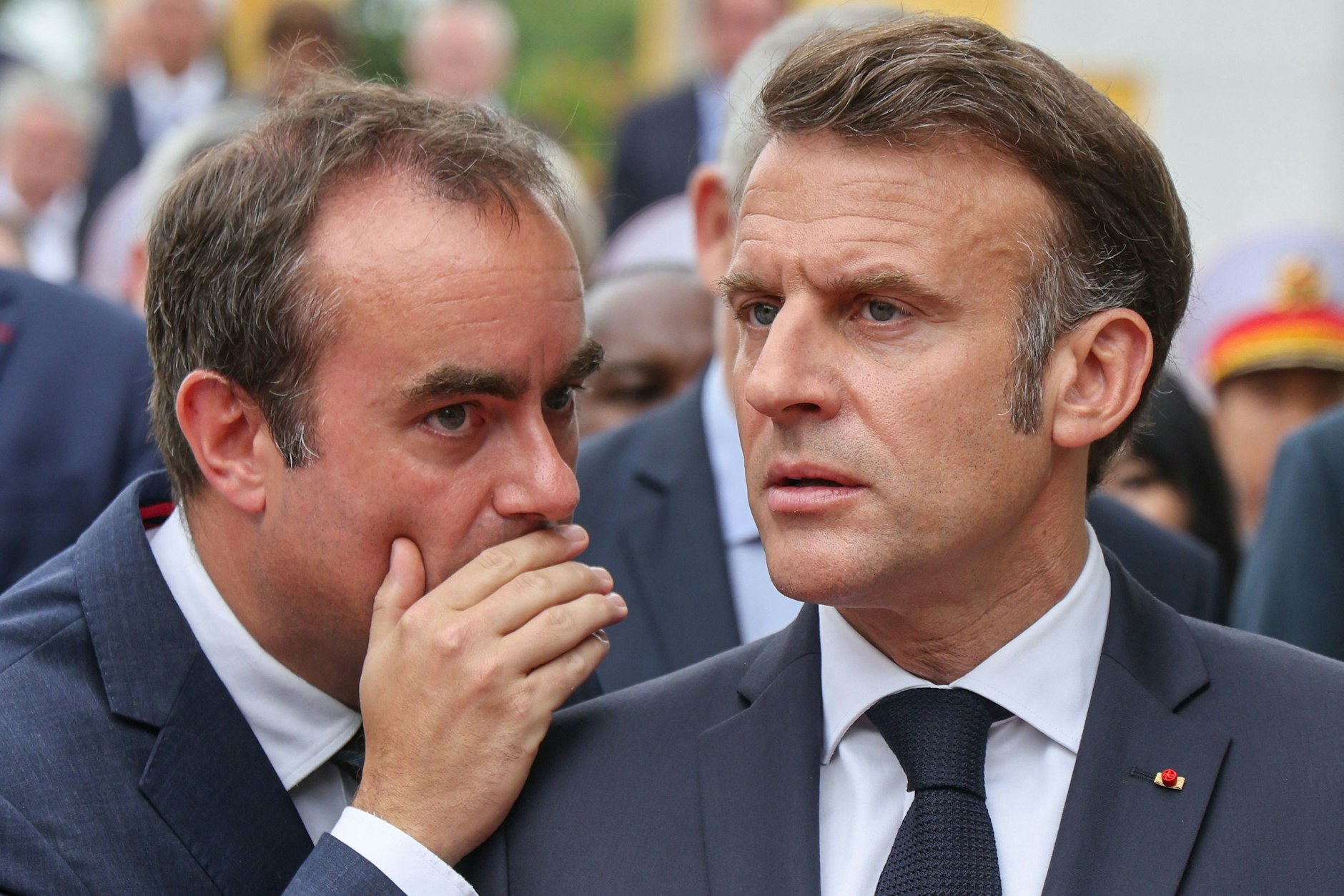 Frankreichs Premierminister Sébastien Lecornu (l.) und Präsident Emmanuel Macron stehen zunehmend unter Druck.