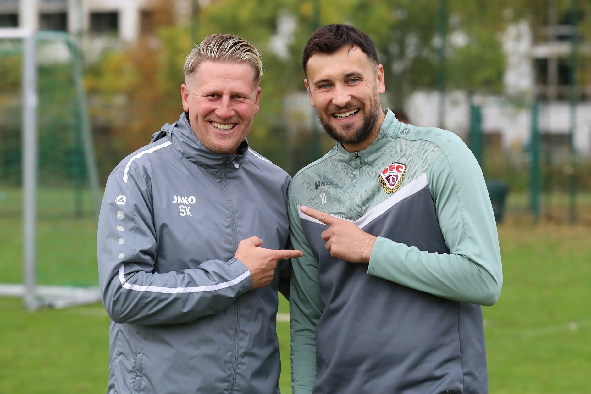 Rufat Dadashov (r.) lässt sich von der aktuellen Verletzung nicht unterkriegen, macht schon wieder Späßchen mit Co-Trainer Sven Körner.