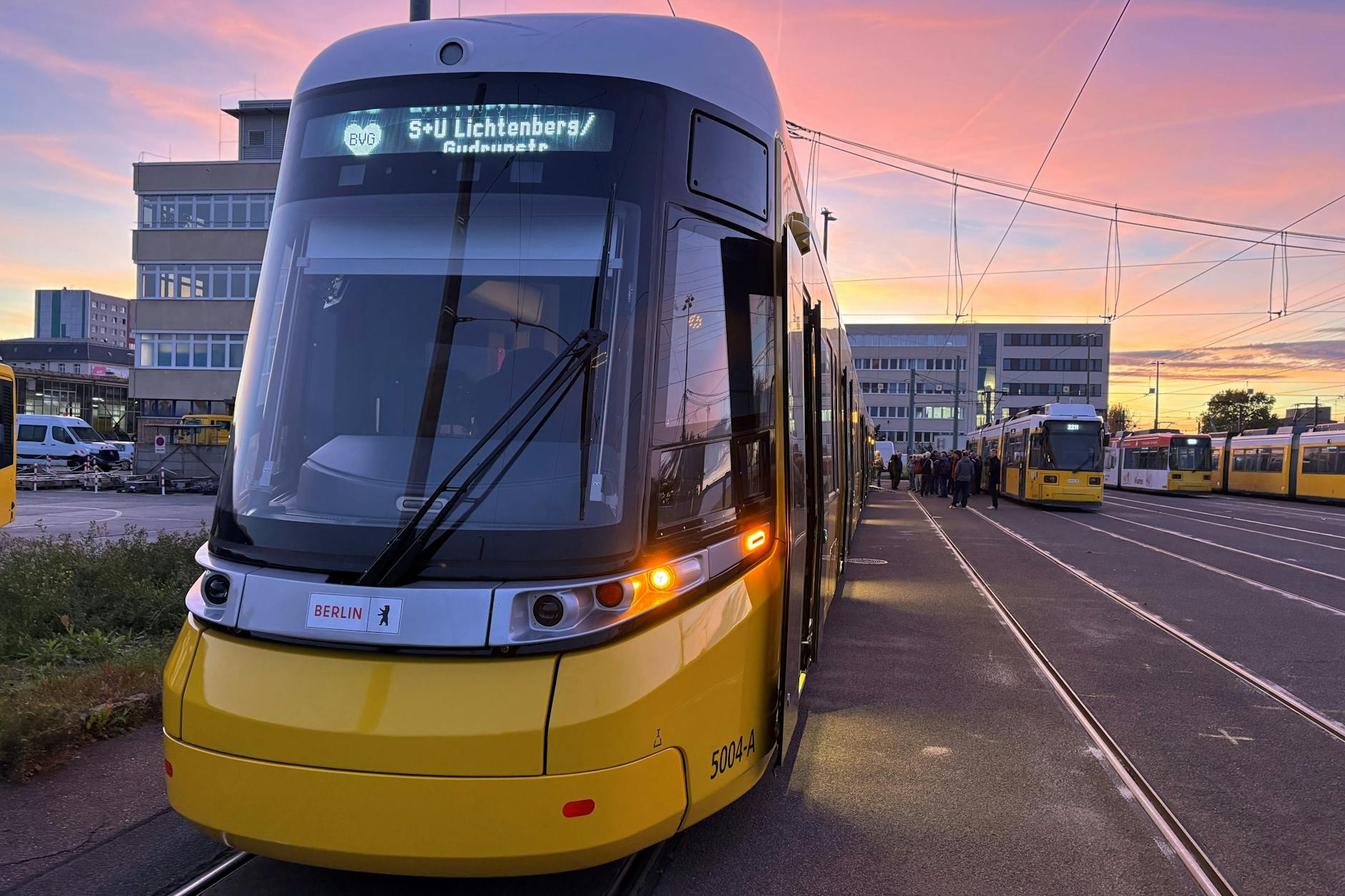 Die neue Straßenbahn für Berlin: Ein Urbanliner von Alstom steht auf dem Betriebshof Lichtenberg zur Besichtigung bereit. 312 Fahrgäste haben darin Platz.