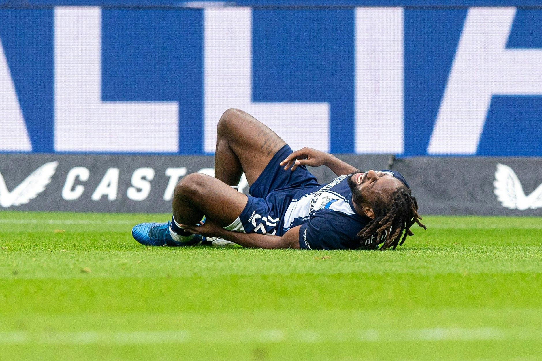 Bitter! Herthas Vorzeigekämpfer Deyo Zeefuik verletzte sich beim 2:1-Heimsieg gegen Münster am linken Knöchel und fällt noch wochenlang aus.