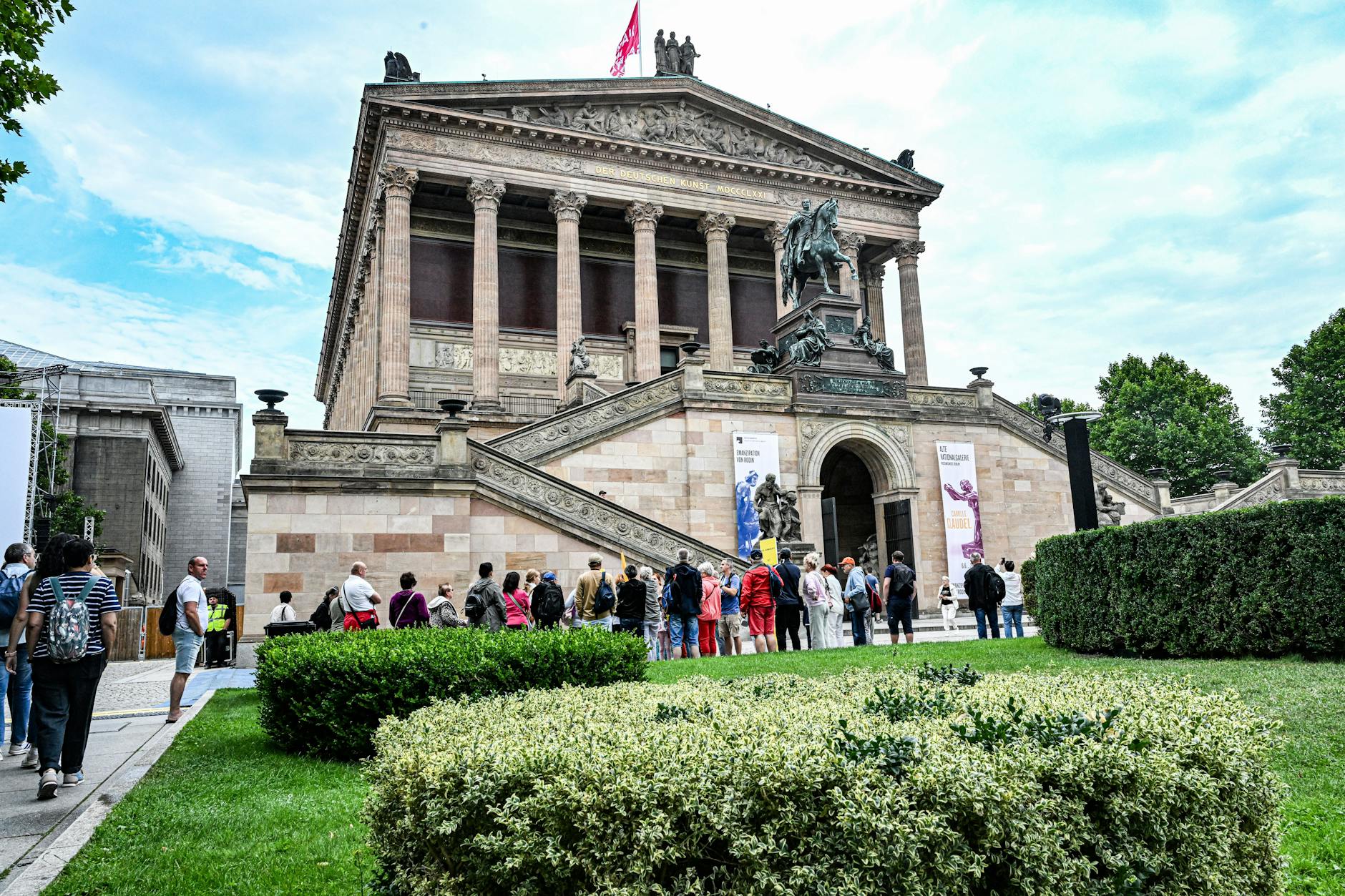In den Herbstferien gibt es in Berlin immer einen Ansturm auf die Museumsinsel. Hier zu sehen die Alte Nationalgalerie, die jetzt auch ihre Preise angezogen hat.