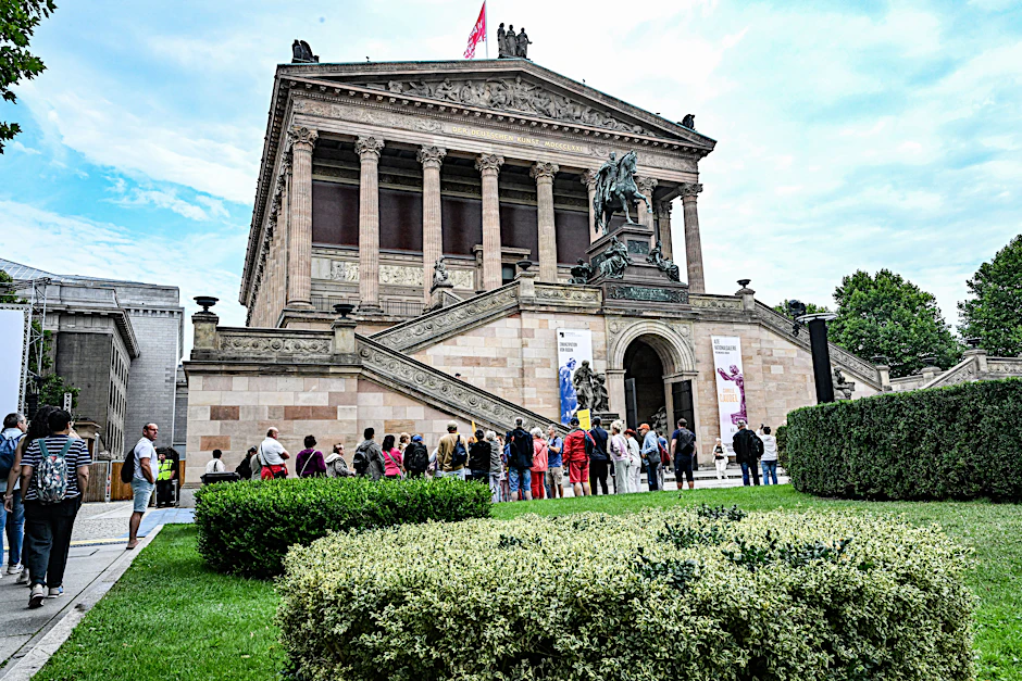 In den Herbstferien gibt es in Berlin immer einen Ansturm auf die Museumsinsel. Hier zu sehen die Alte Nationalgalerie, die jetzt auch ihre Preise angezogen hat.