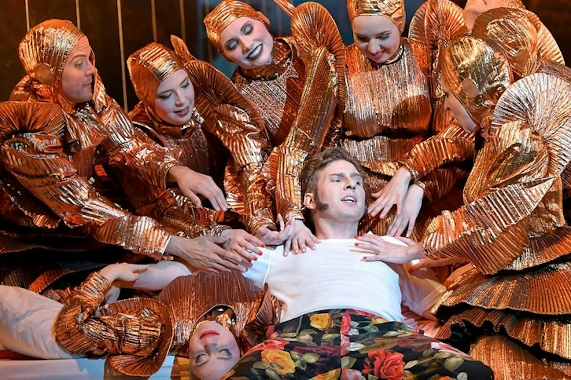 Die Deutsche Oper Berlin mistet aus, auch die funkelnden Kostüme aus "Il viaggio a Reims" von Rossini suchen einen neuen Besitzer.