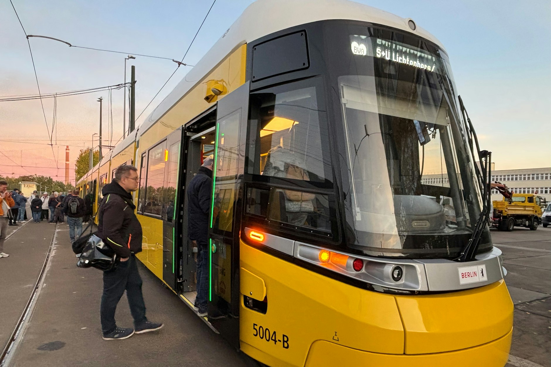 Einsteigen bitte: Ein neuer Urbanliner steht auf dem BVG-Betriebshof Lichtenberg zur Besichtigung bereit. Die Straßenbahn von Alstom in Bautzen bietet 92 Sitz- und 220 Stehplätze.