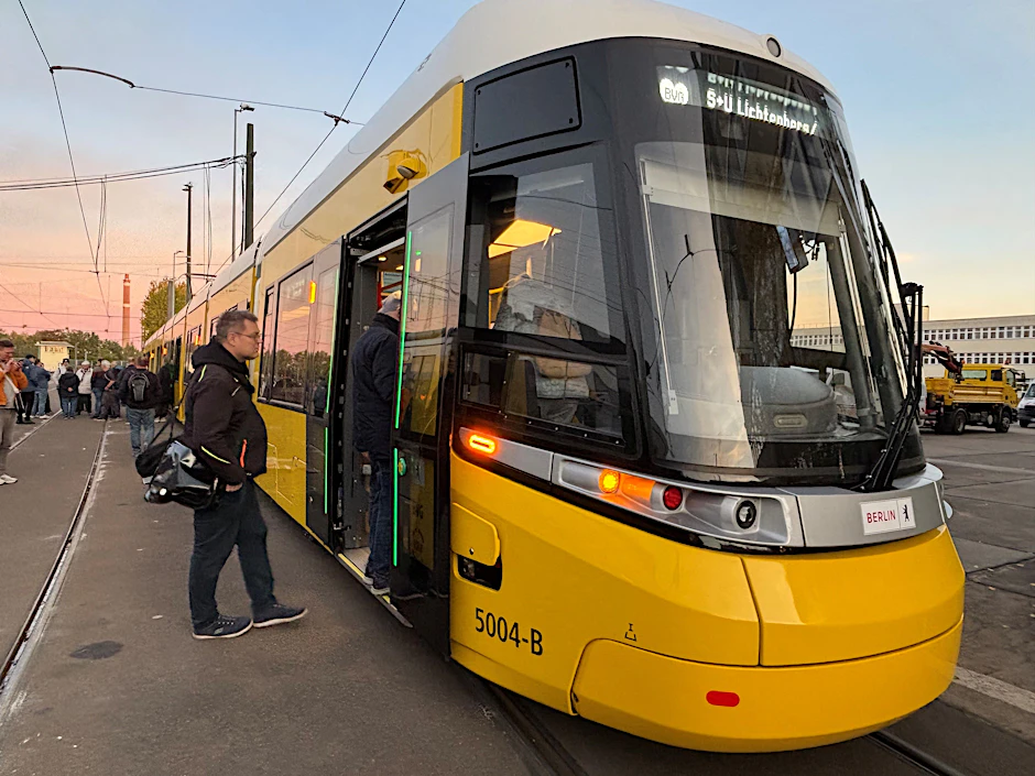 Einsteigen bitte: Ein neuer Urbanliner steht auf dem BVG-Betriebshof Lichtenberg zur Besichtigung bereit. Die Straßenbahn von Alstom in Bautzen bietet 92 Sitz- und 220 Stehplätze.