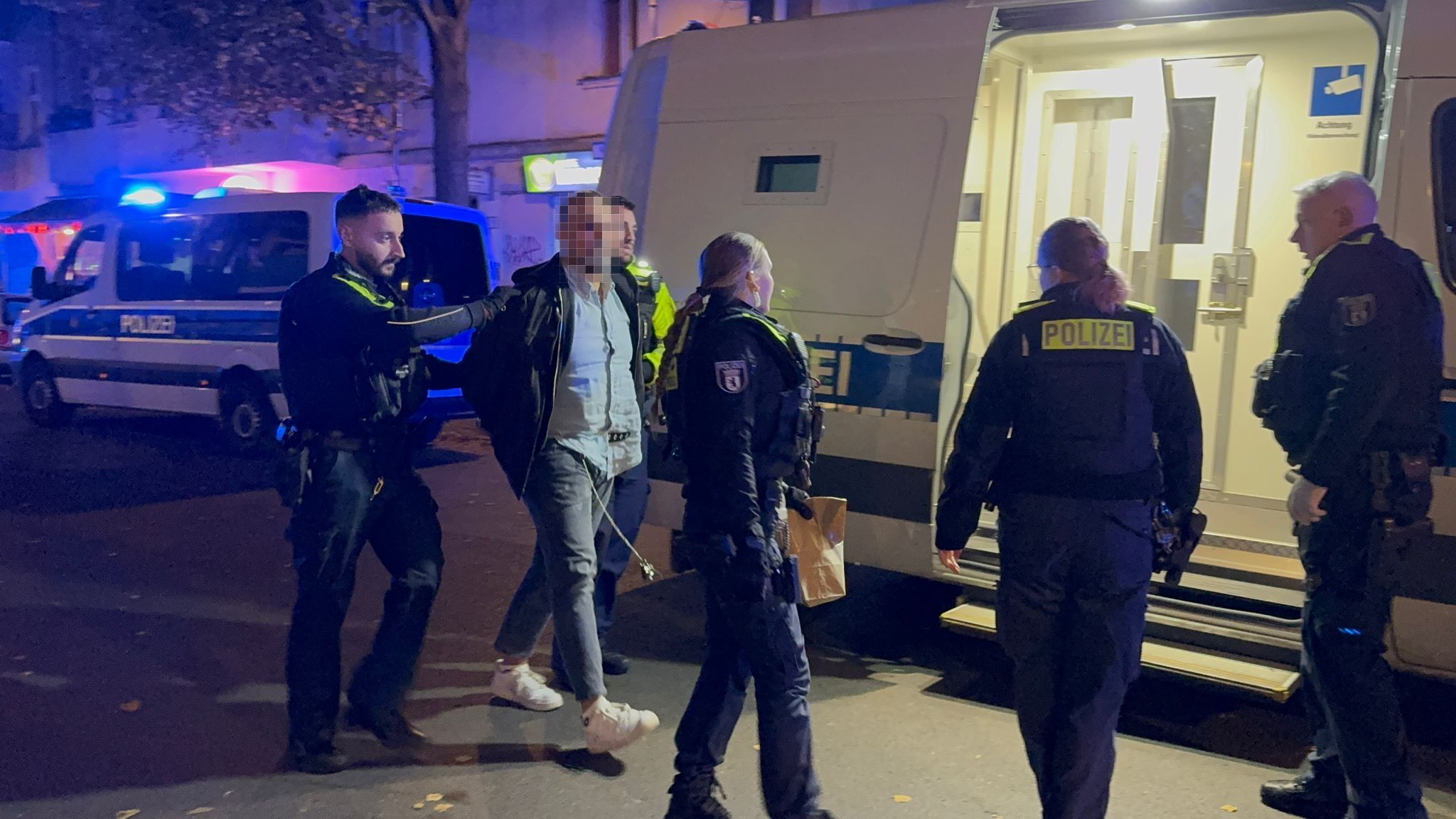 Schießerei in Kreuzberg: Mann blutend auf der Straße gefunden, BVG-Bus getroffen!