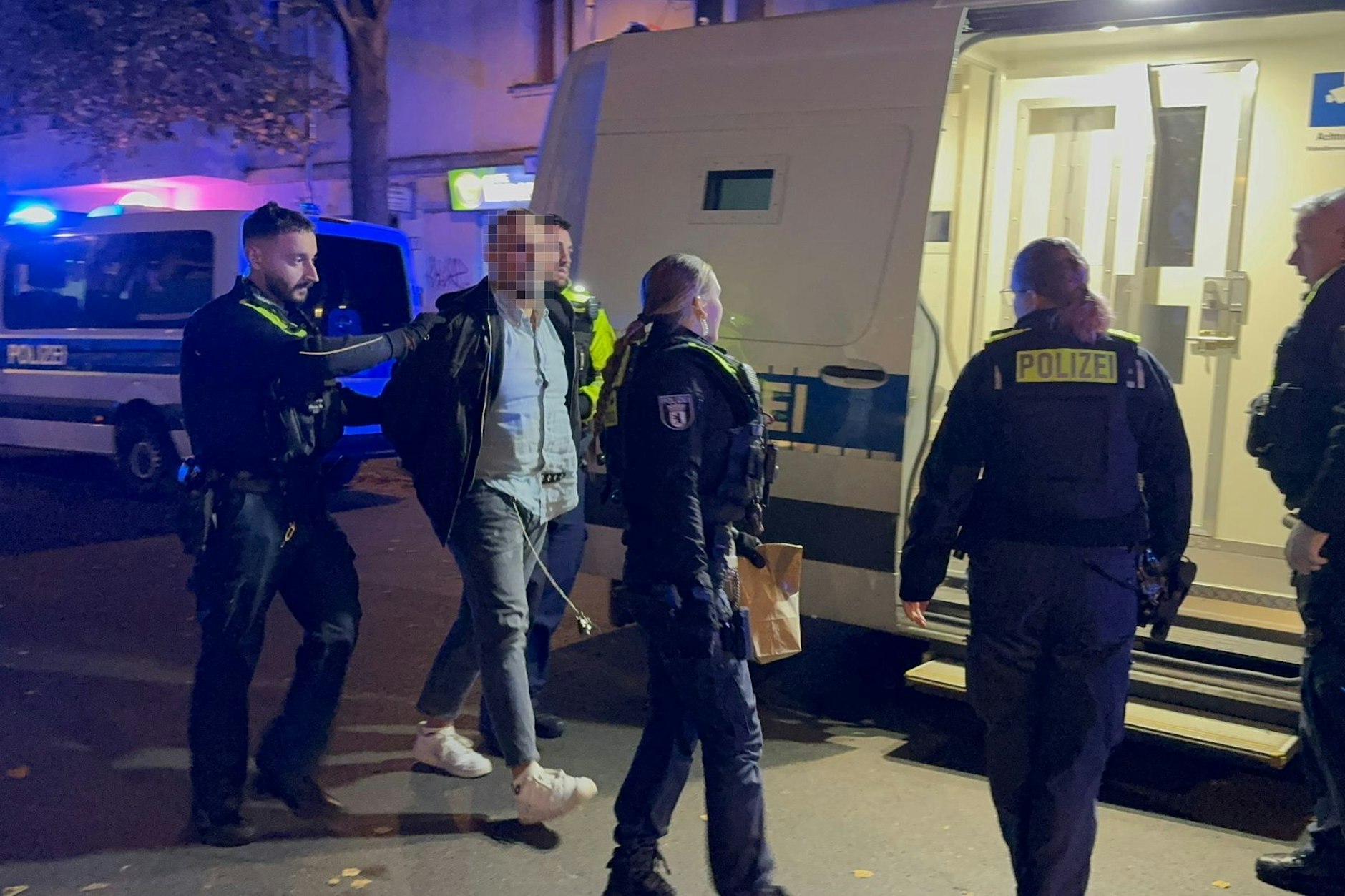 Nach der Schießerei wurde ein Mann festgenommen. Hier wird er von der Polizei abgeführt.