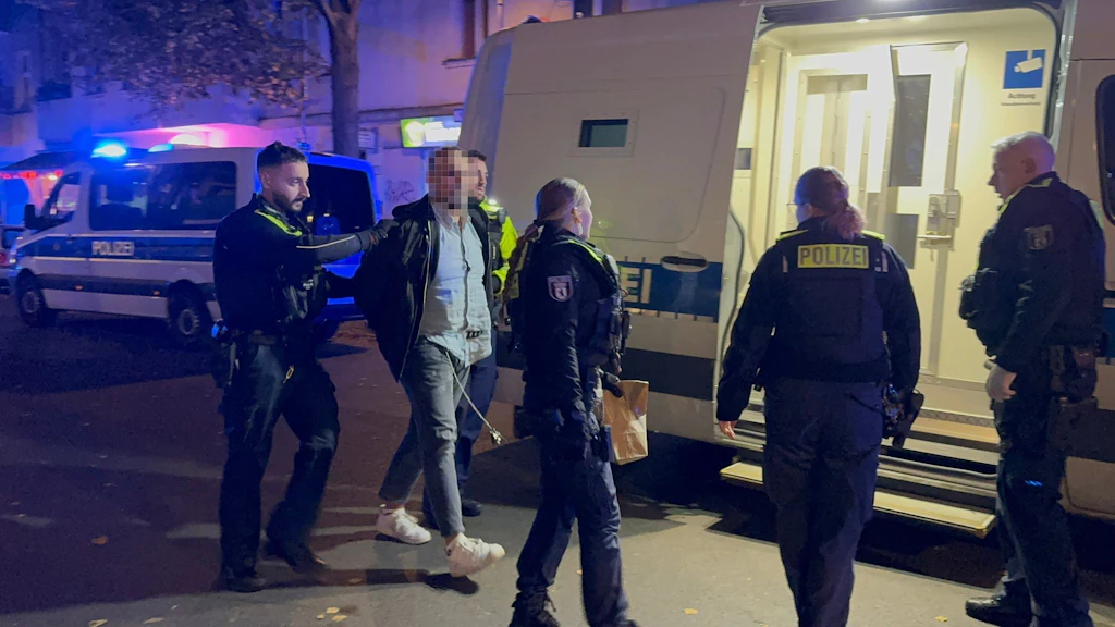 Schießerei in Kreuzberg: Mann blutend auf der Straße gefunden, BVG-Bus getroffen!