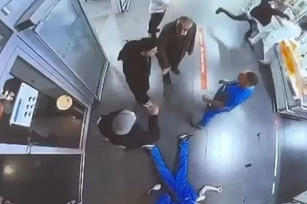 Ein Pfleger liegt in einer Berliner Klinik am Boden, er wurde brutal niedergeschlagen.