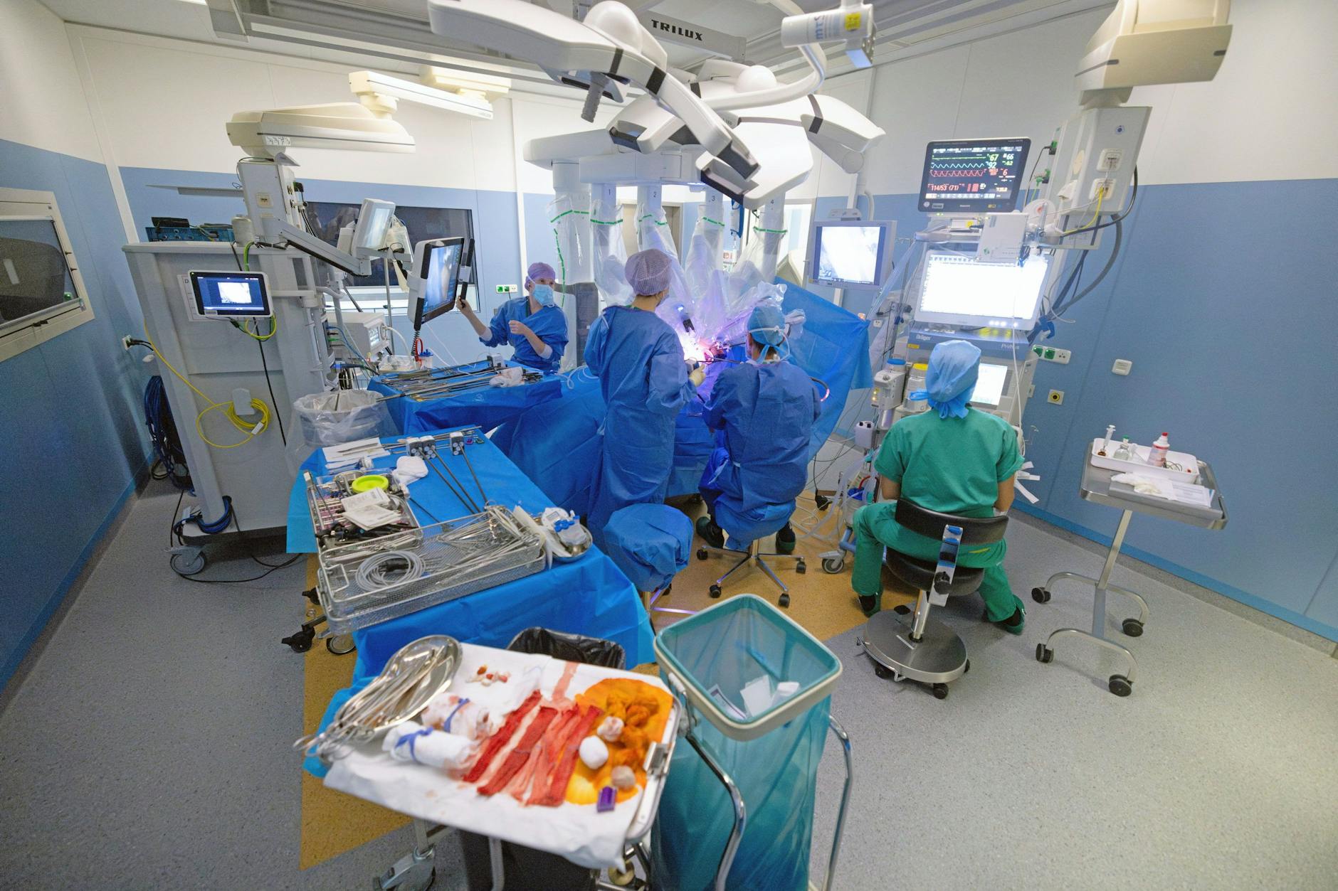 Ein OP-Team bei der Arbeit: Bei Krankenhäusern sollen 100 Milliarden Euro eingespart werden.