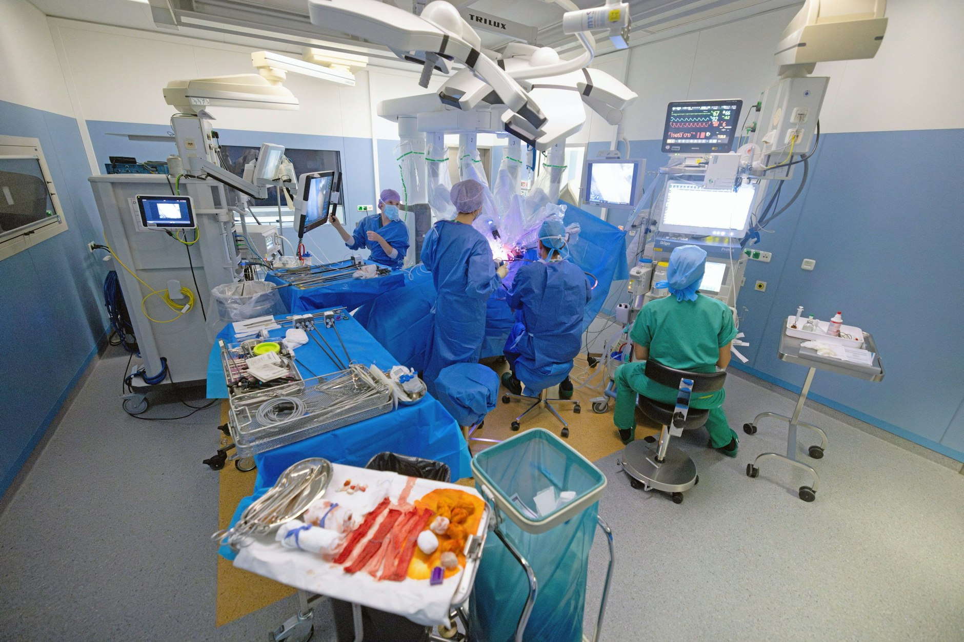 Ein OP-Team bei der Arbeit: Bei Krankenhäusern sollen 100 Milliarden Euro eingespart werden.