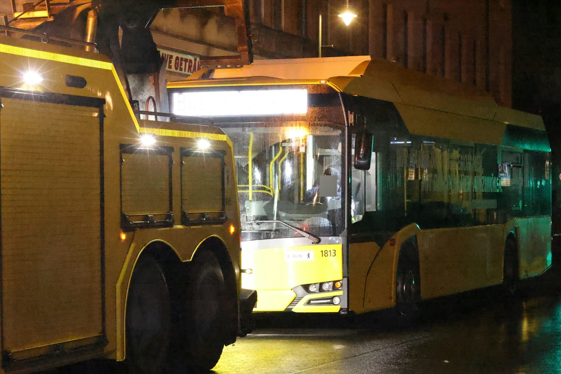 Ein Bus der BVG fuhr zur Tatzeit am Tatort vorbei, wurde offenbar von einem Projektil getroffen.