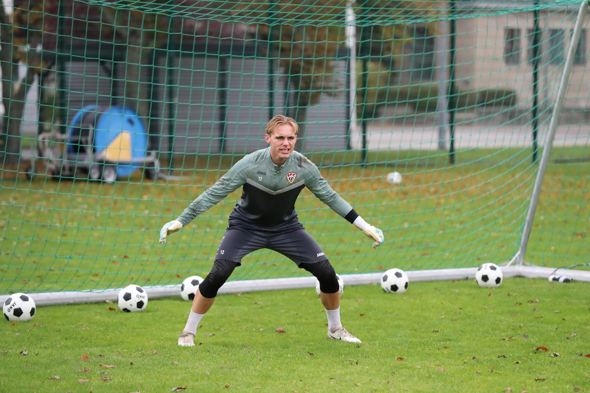 Paul Hainke macht sich im Training ganz breit im BFC-Tor. Dass fünf Bälle schon hinter ihm liegen, sollte fürs Spiel nun wirklich nicht beunruhigen.