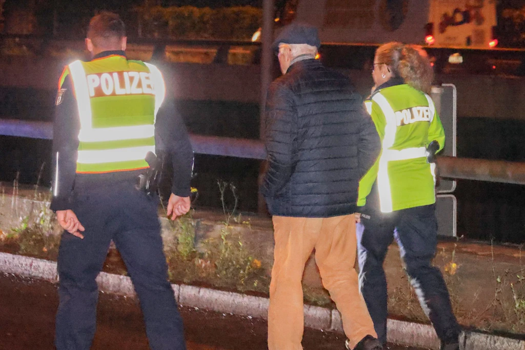 Einsatzkräfte der Polizei retteten den Geisterfahrer aus seiner misslichen Lage.