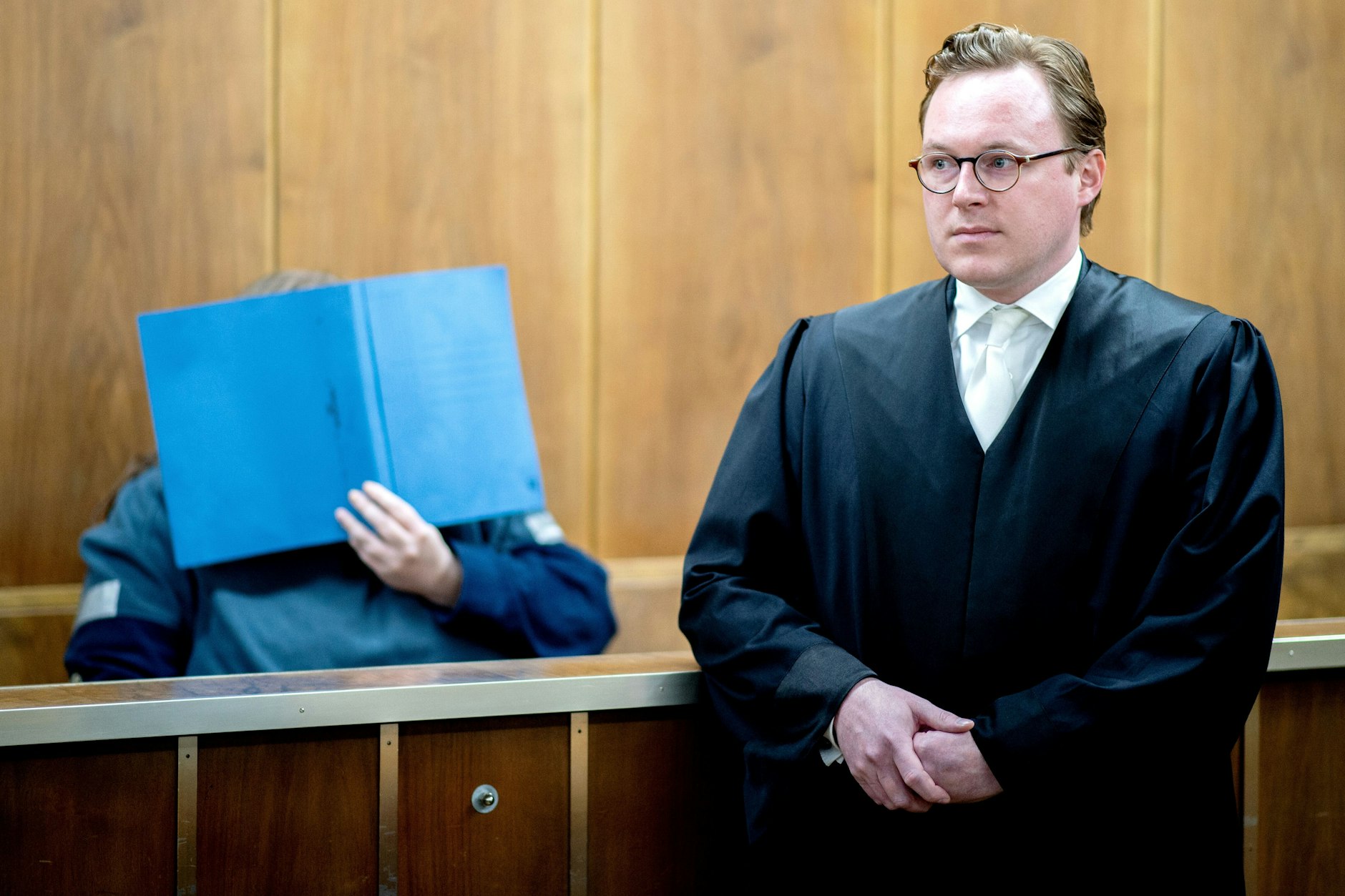 Ein Angeklagter mit seinem Anwalt während seines Prozesses vor Gericht