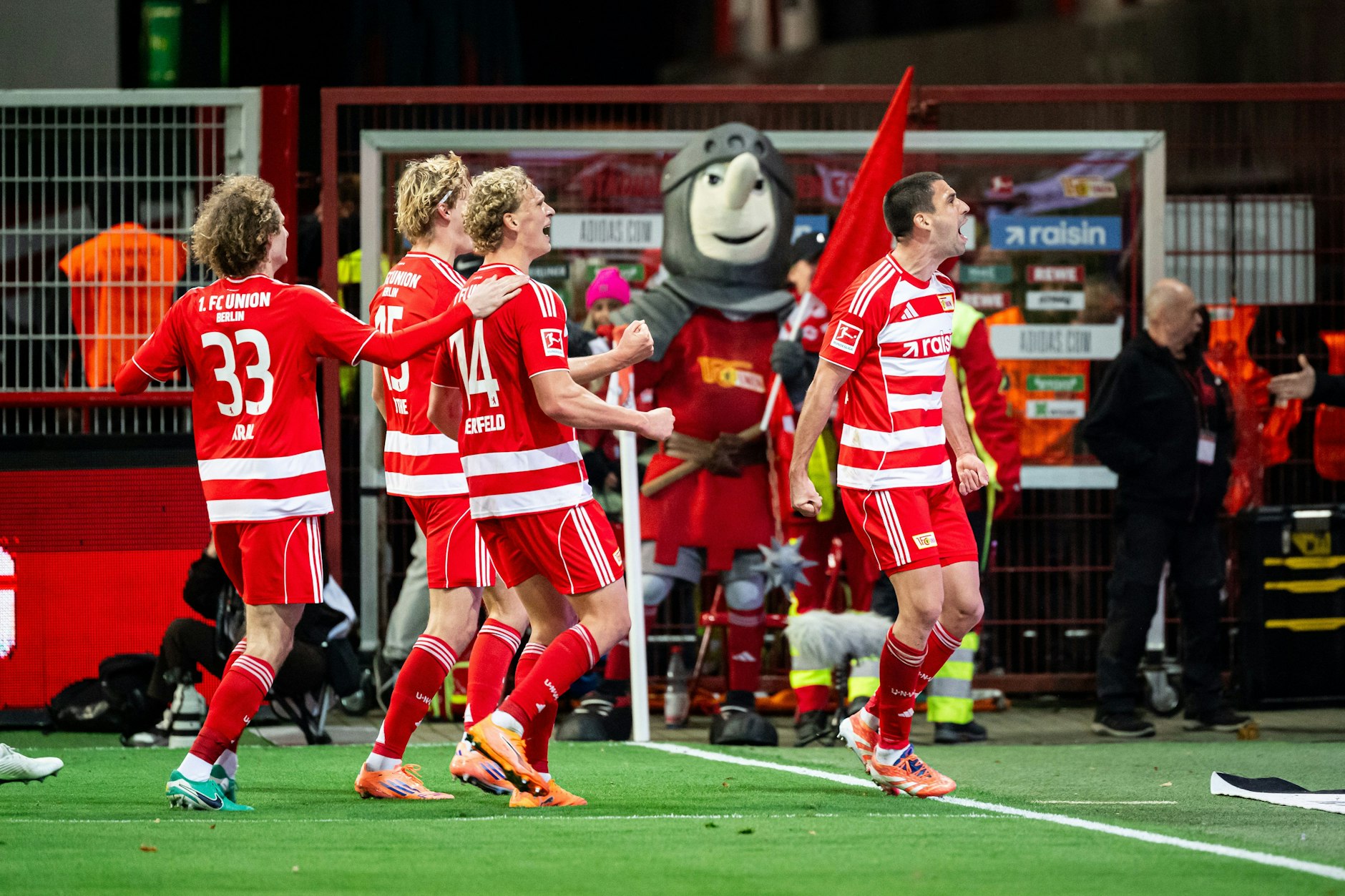 Rani Khedira (r.) feiert seinen Treffern beim 3:1-Sieg des 1. FC Union Berlin gegen Borussia Mönchengladbach.