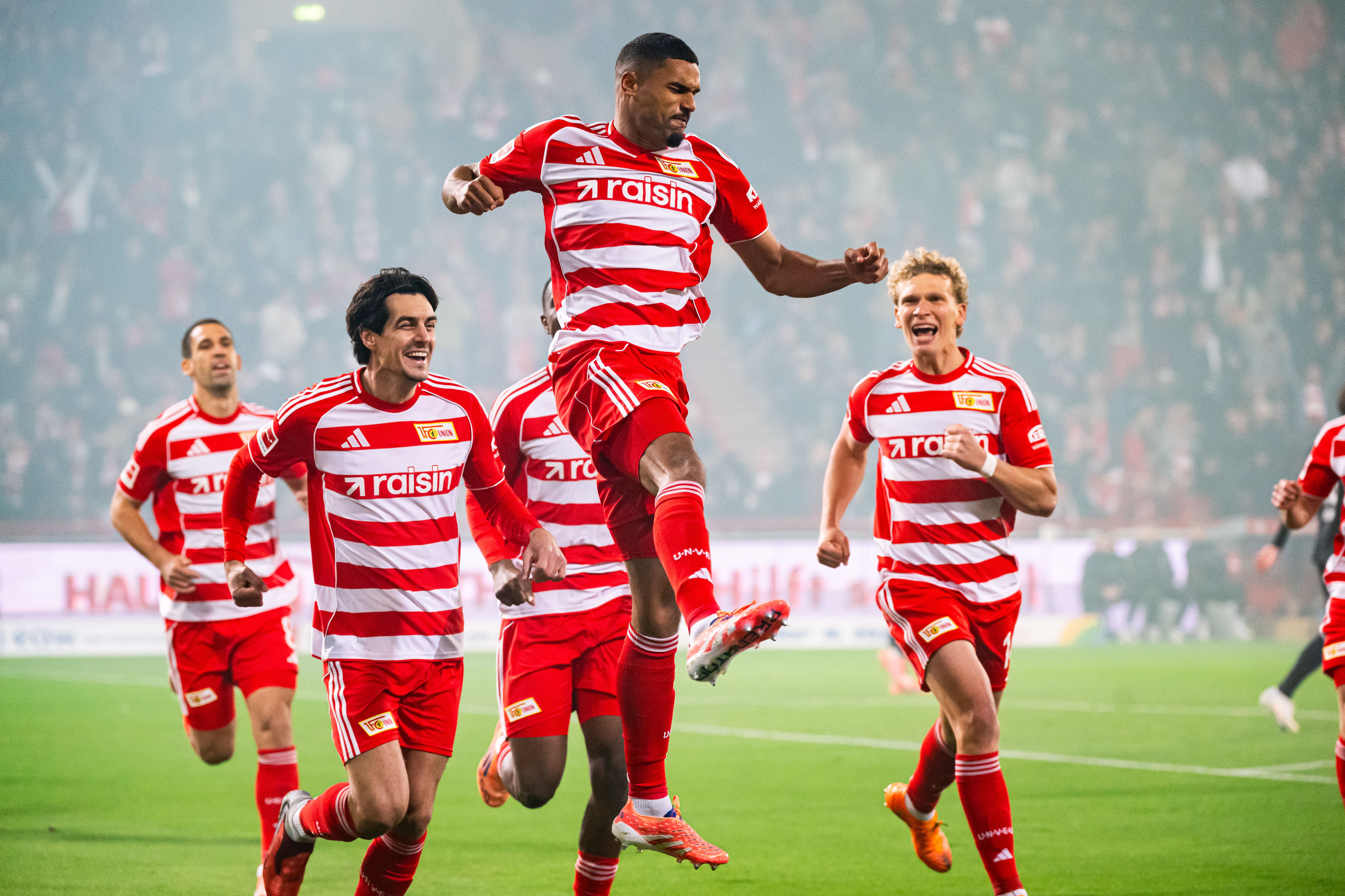 Image - Stürmischer Verteidiger: Doekhi köpft und schießt den 1. FC Union Berlin zum Sieg gegen Gladbach