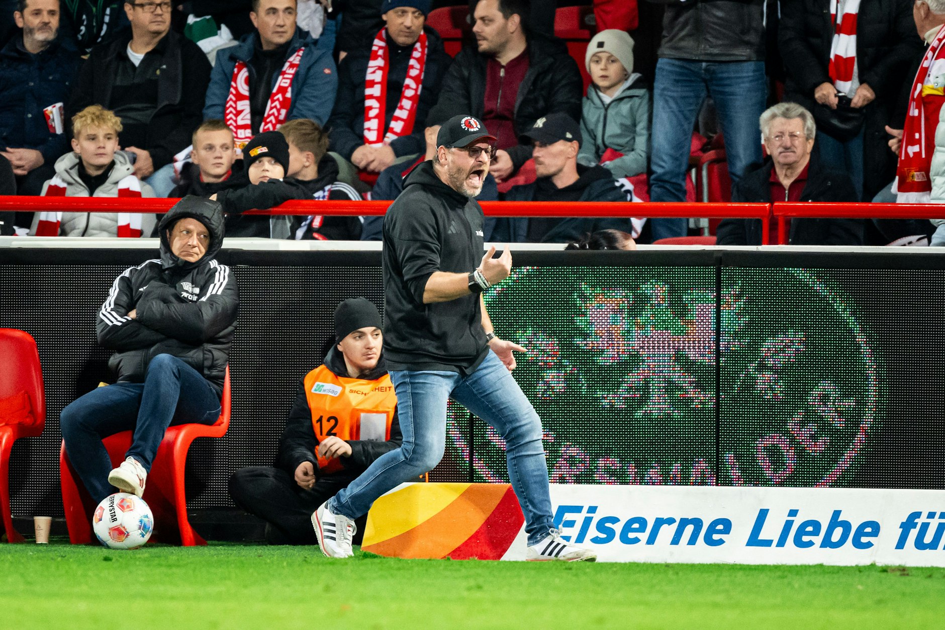 Trainer Steffen Baumgart jubelt an der Seitenlinie über den Sieg des 1. FC Union Berlin gegen Borussia Mönchengladbach.
