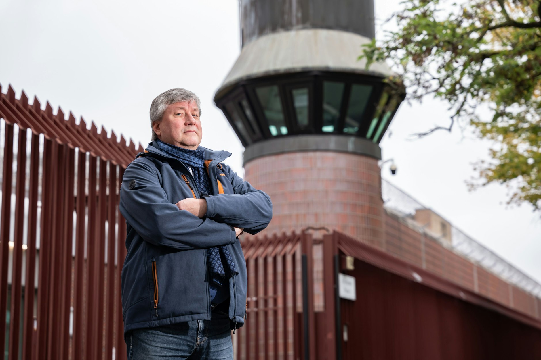 Der Chef der Gewerkschaft der Strafvollzugsbediensteten Thomas Goiny vor der JVA Moabit in Berlin.