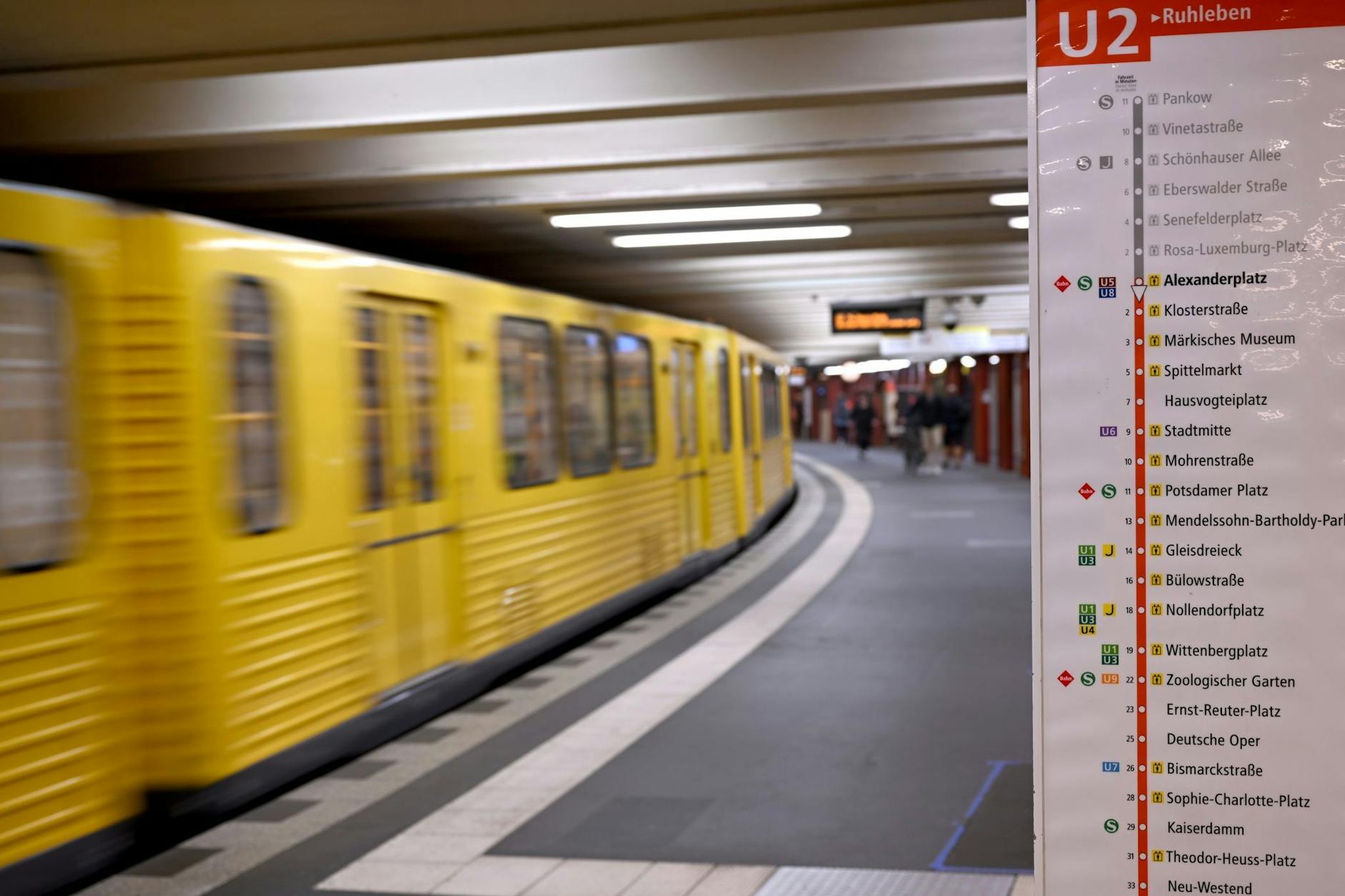 Auf der U2 wird ab Montag für zwei Wochen folgender Abschnitt gesperrt: Zwischen Anton-Wilhelm-Amo-Straße (früher Mohrenstraße) und Senefelderplatz wird keine U-Bahn fahren.