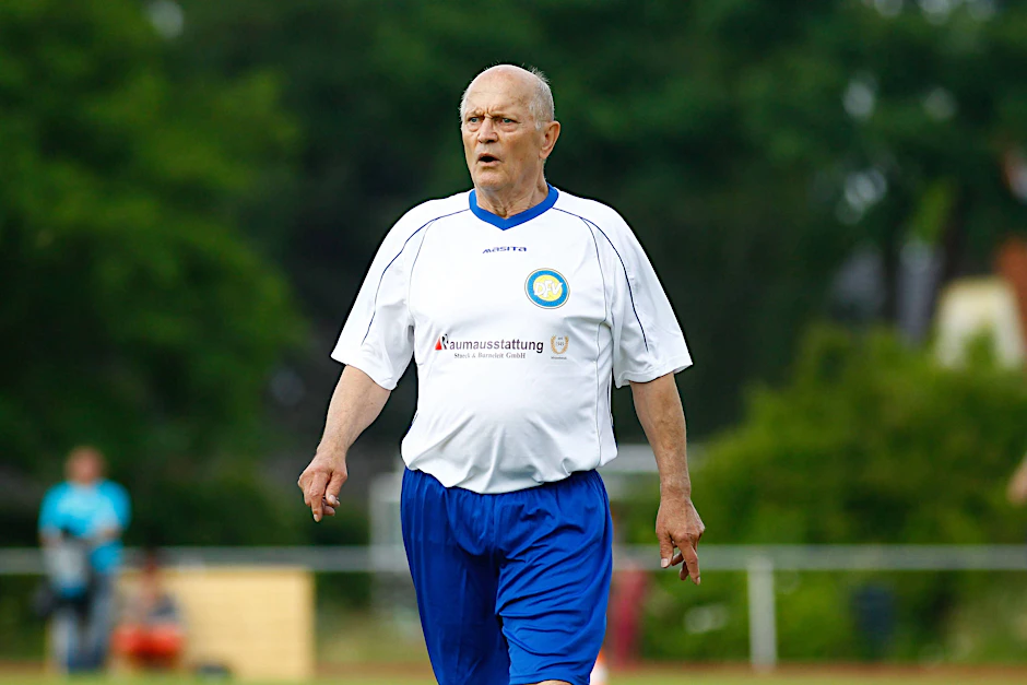 DDR-Fußballer Otto Fräßdorf bei einem Oldstars-Spiel im Jahr 2014.