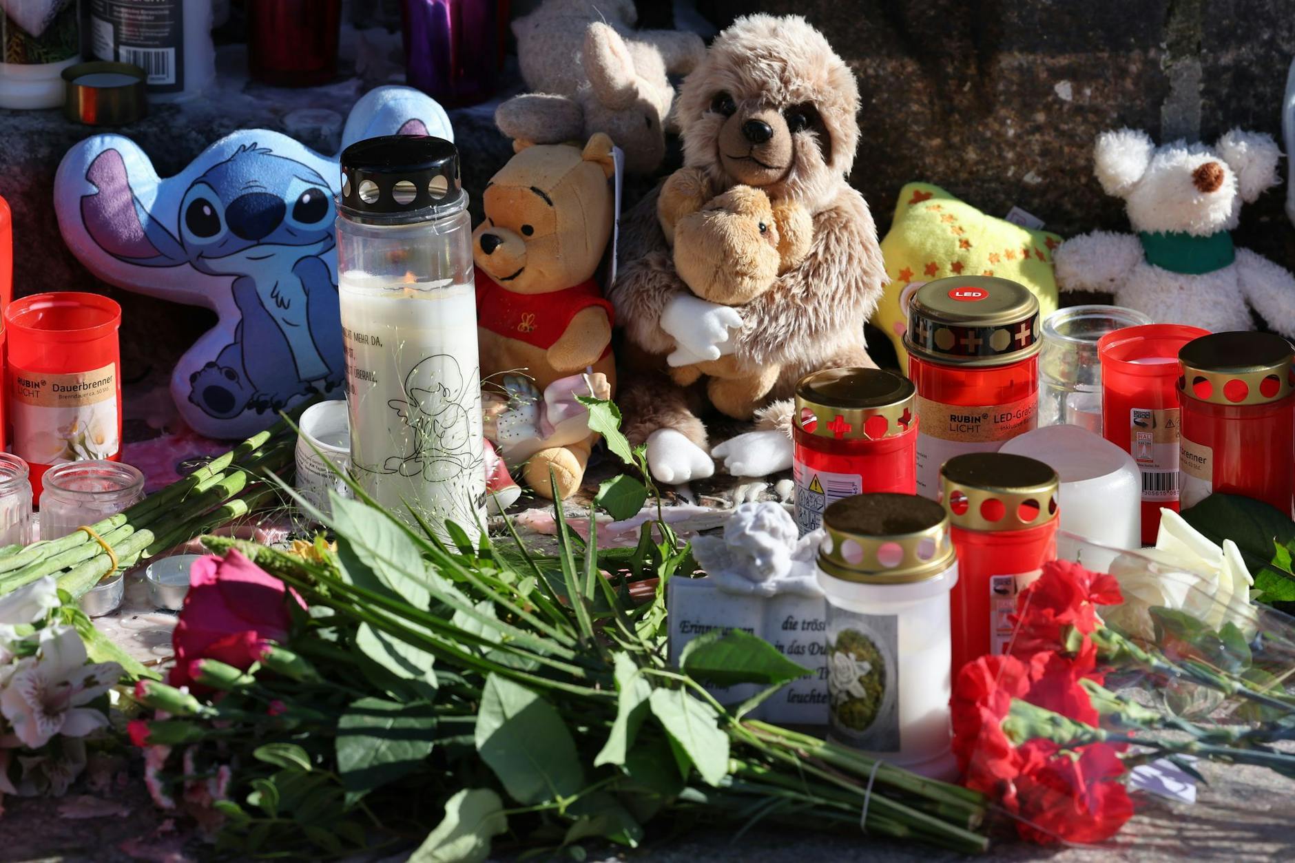 Die Trauer ist groß: Vor der Marienkirche in Güstrow stehen Grablichter, Blumen und Plüschtiere im Gedenken an den achtjährigen Fabian.