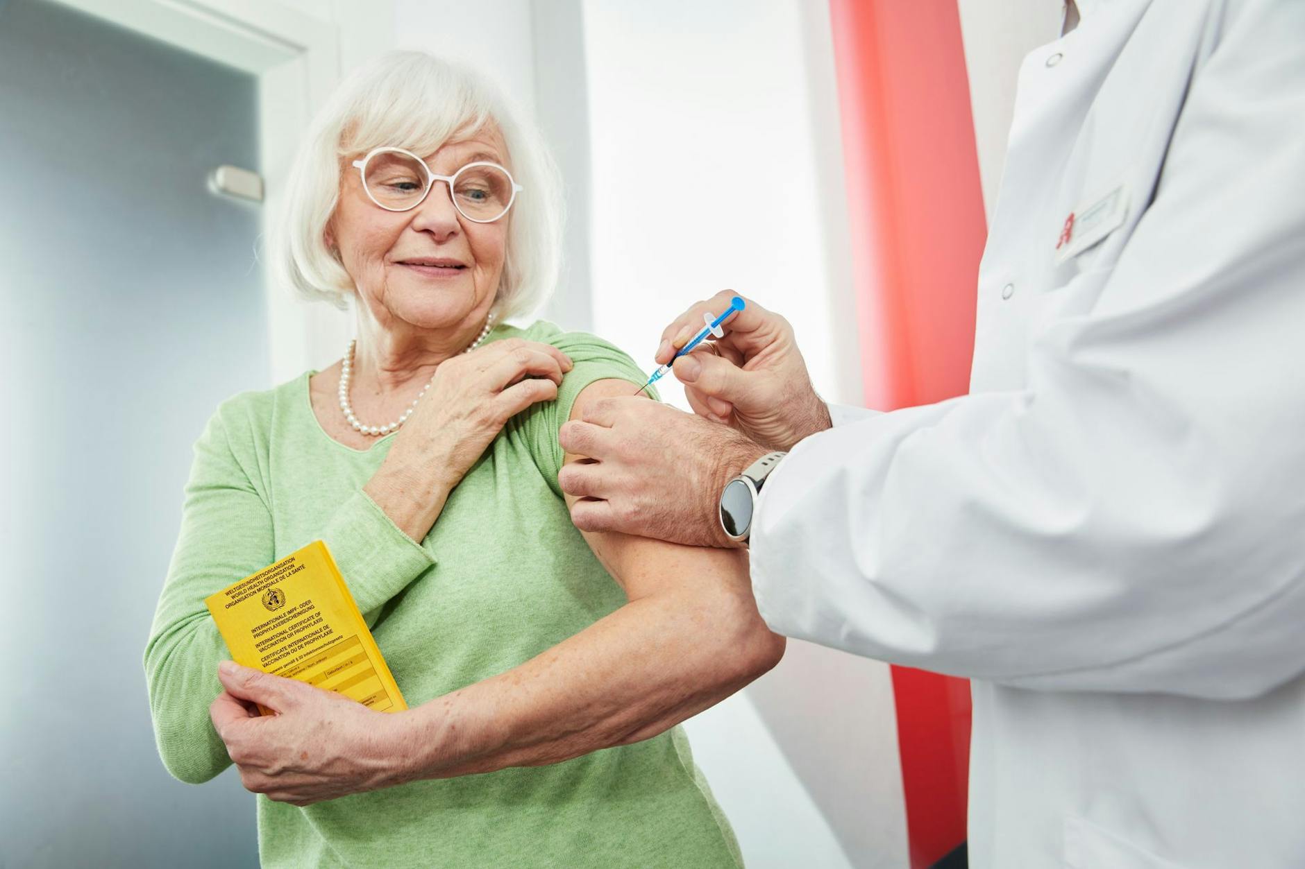 Zukünftig sollen Apotheken auch mehr Impfungen anbieten, um die Arztpraxen zu entlasten.