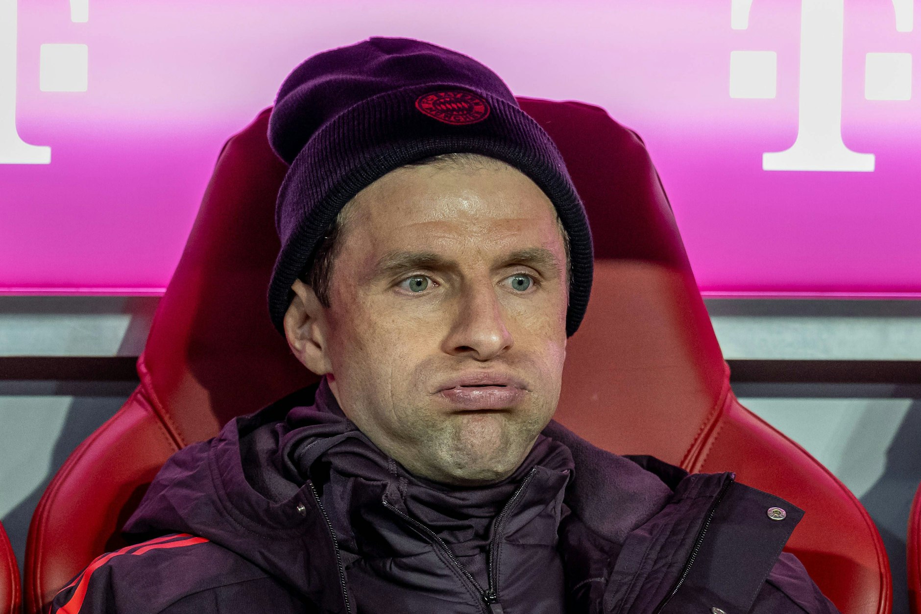 Wie trägt man eine Mütze? Bayern-Legende Thomas Müller macht vor, wie es definitiv nicht geht.