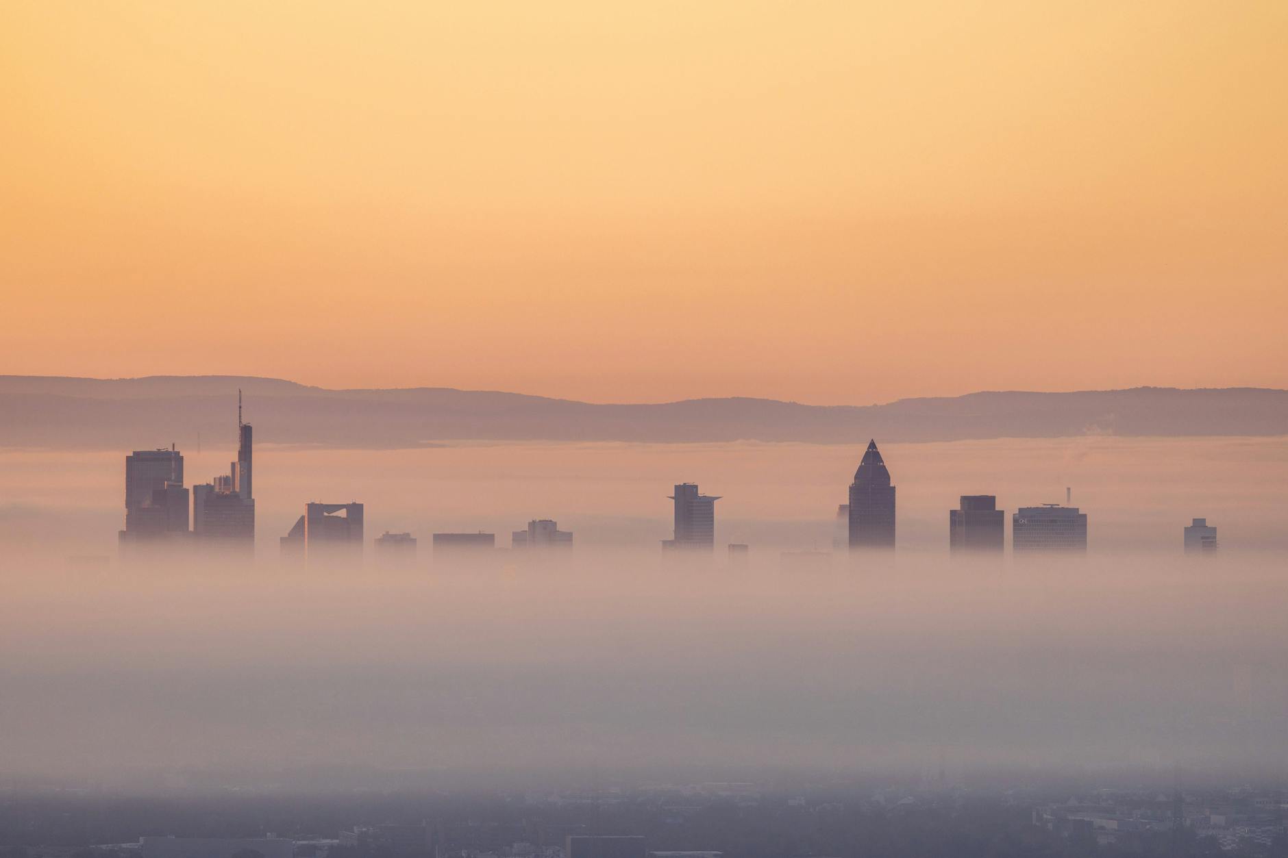 Frankfurt im Nebel: Wohin der Weg mit den Schulden führen wird, bleibt in den oberen Etagen der Finanzwelt umstritten.