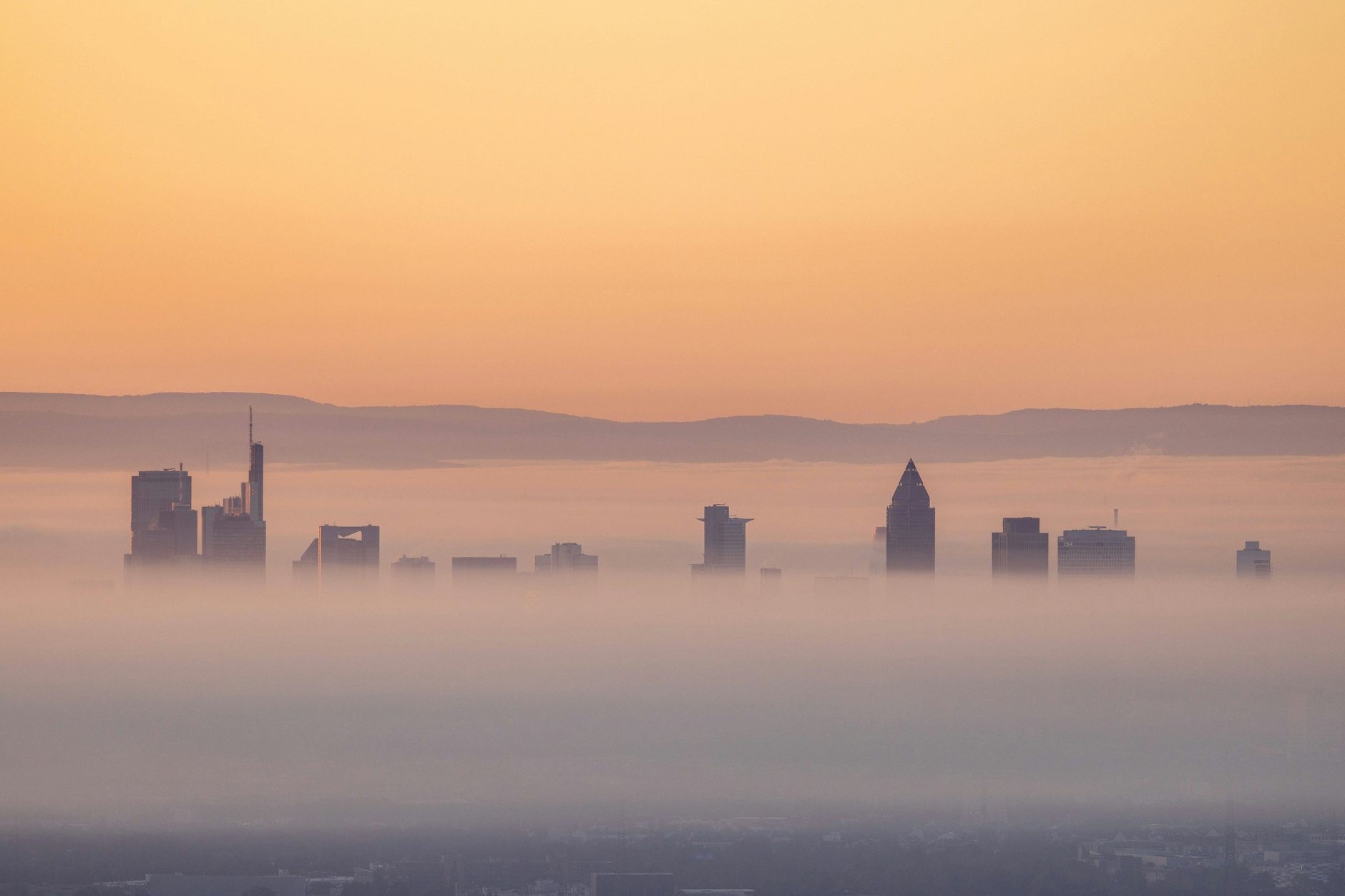 Frankfurt im Nebel: Wohin der Weg mit den Schulden führen wird, bleibt in den oberen Etagen der Finanzwelt umstritten.
