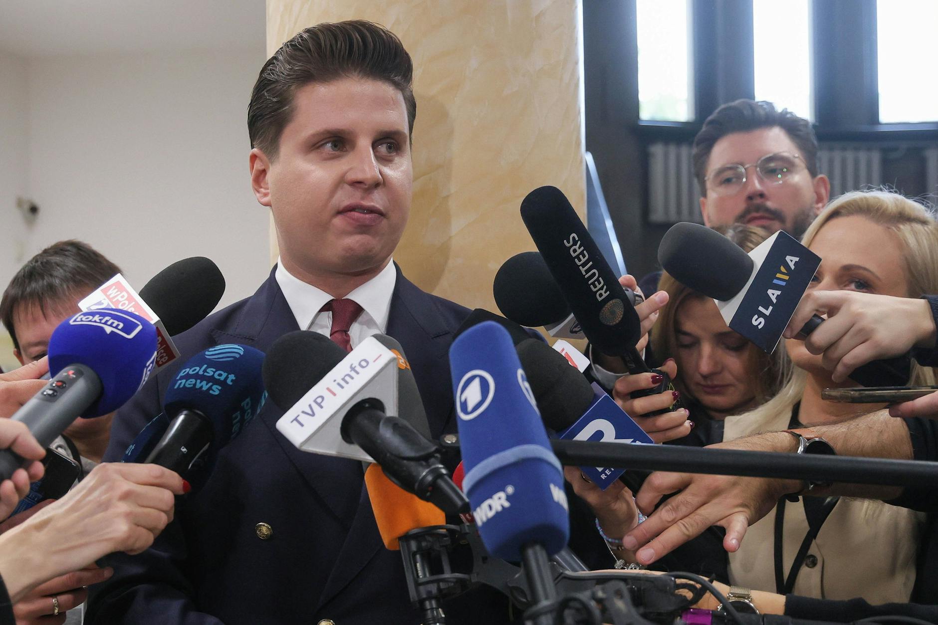 Warschau: Rechtsanwalt Tymoteusz Paprocki, Anwalt des Ukrainers Wolodymyr Z., spricht vor dem Gerichtssaal im Bezirksgericht zu Medienvertretern.