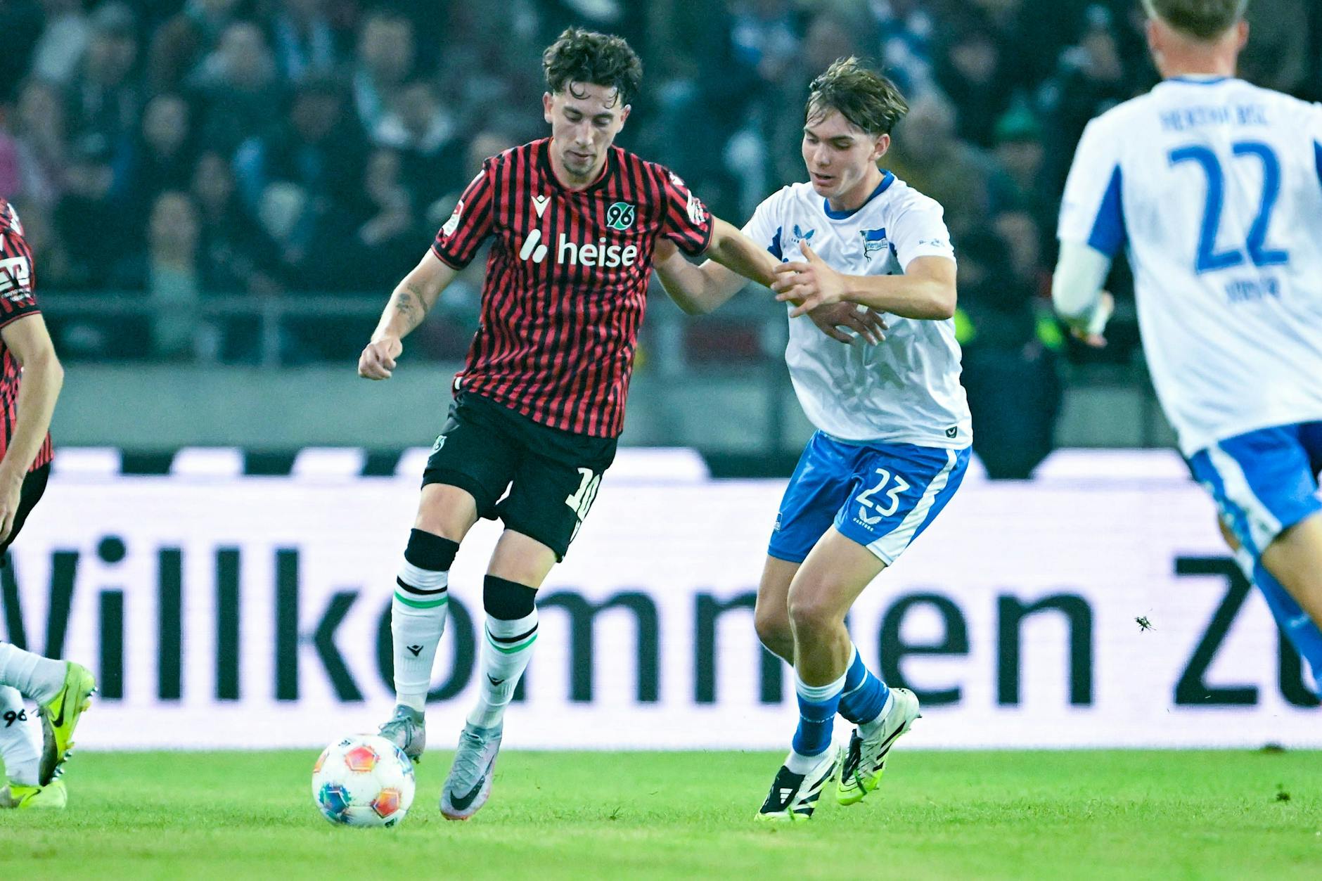 Herthas Supertalent Kennet Eichhorn räumt im Mittelfeld ab. Hier gegen Hannovers Jannik Rochelt.