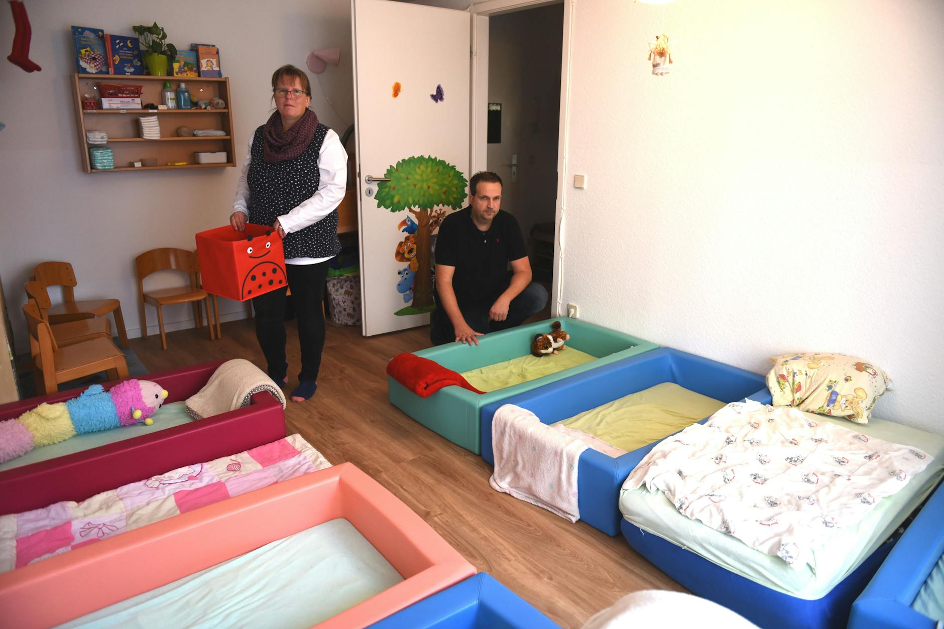 In der Kindertagespflegestelle Marienkäfer in Pankow sind derzeit viele Bettchen leer. Sebastia und Janet Lessing kämpfen um ihre Existenz.