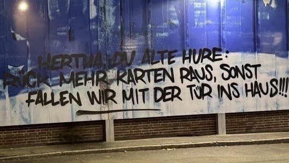Fans von Dynamo Dresden beschmierten Donnerstagabend eine Werbetafel an der Hertha-Geschäftsstelle.