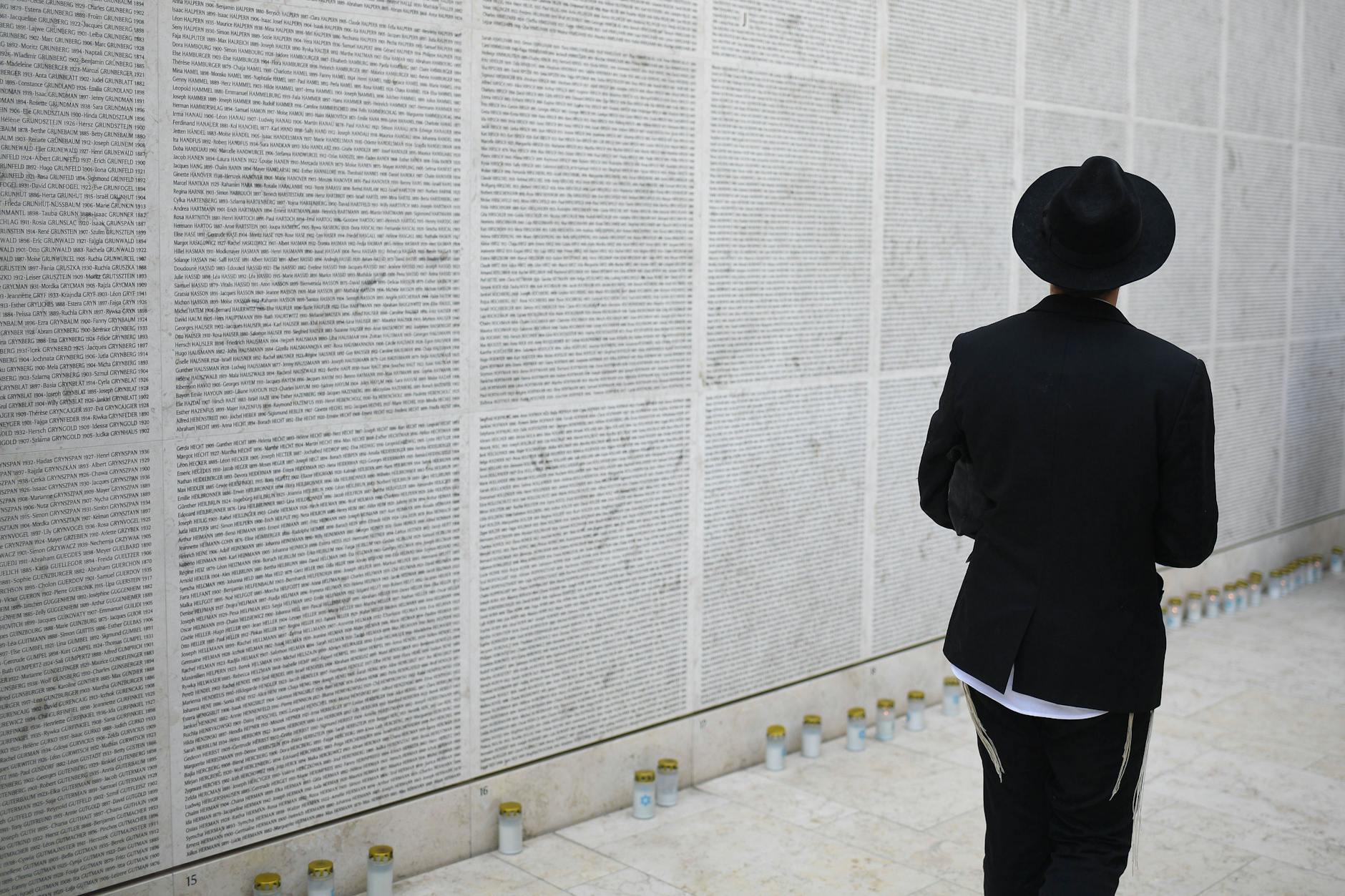 Die Mauer der Namen im Mémorial de la Shoah in Paris