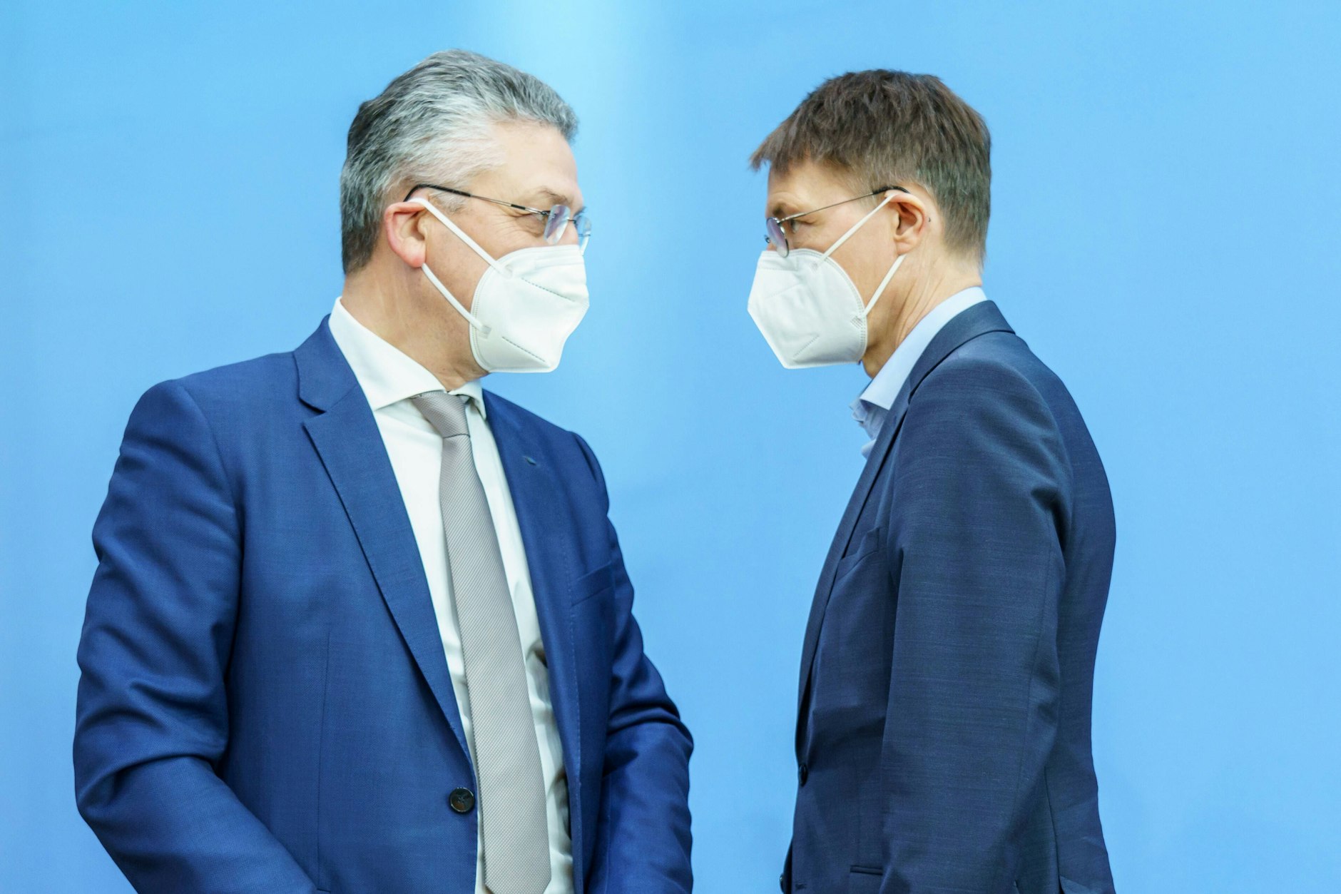 Karl Lauterbach, Bundesminister für Gesundheit, mit Lothar H. Wieler, Präsident des Robert Koch-Instituts