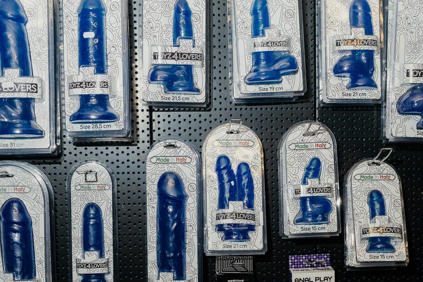 Alle Formen und Größen, hier in einem elektrischen Blau: das namensgebende Sexspielzeug im hauseigenen Shop.