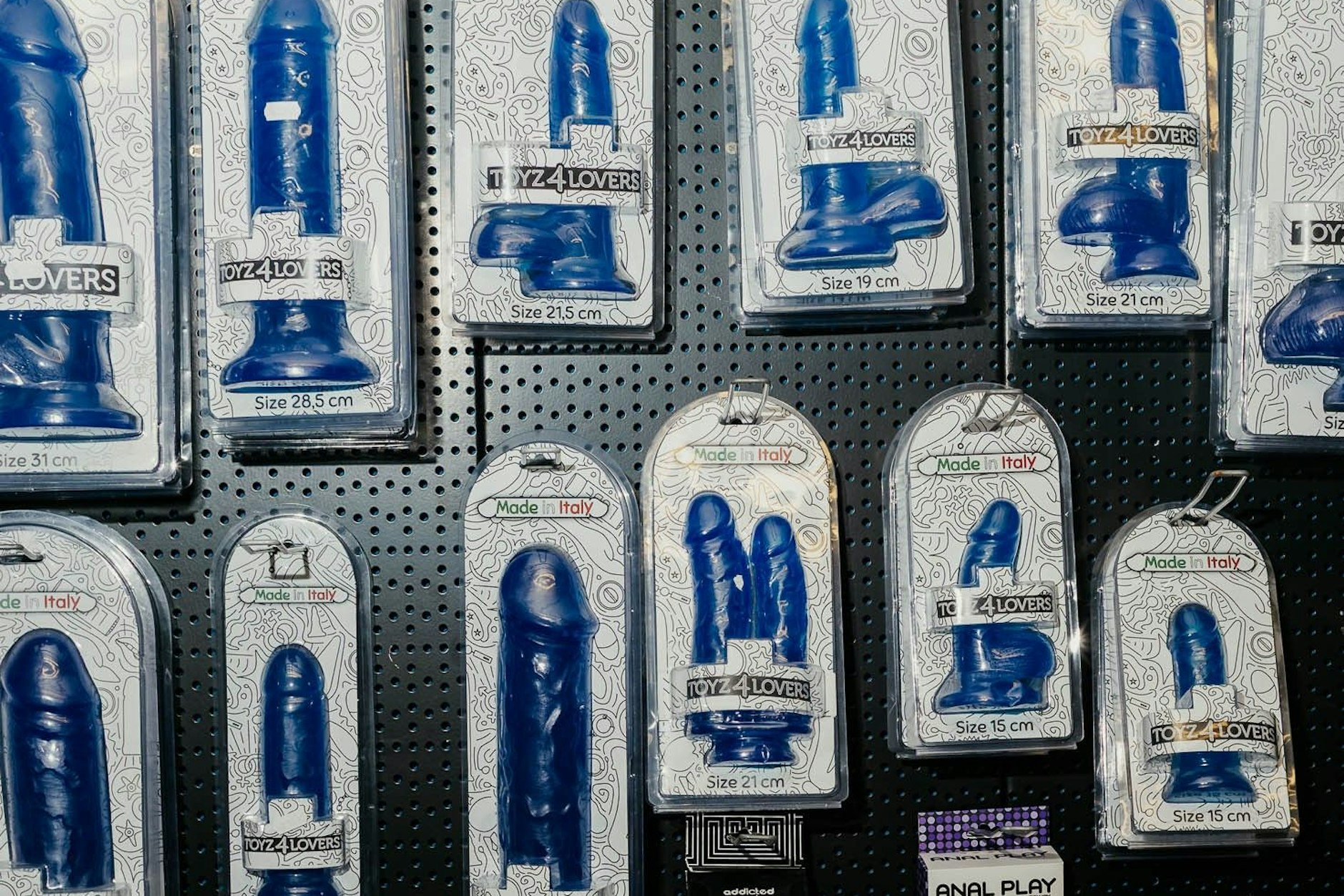 Alle Formen und Größen, hier in einem elektrischen Blau: das namensgebende Sexspielzeug im hauseigenen Shop.