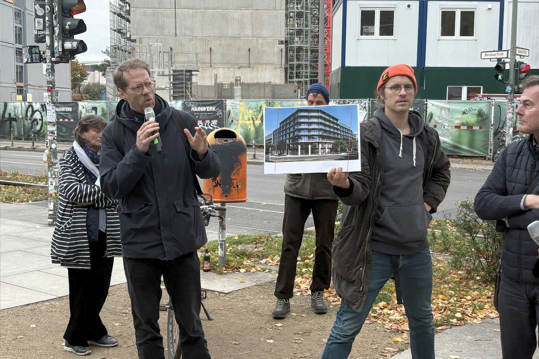 Baustadtrat Florian Schmidt (Grüne, mit Mikro) am Bahnhof Warschauer Straße