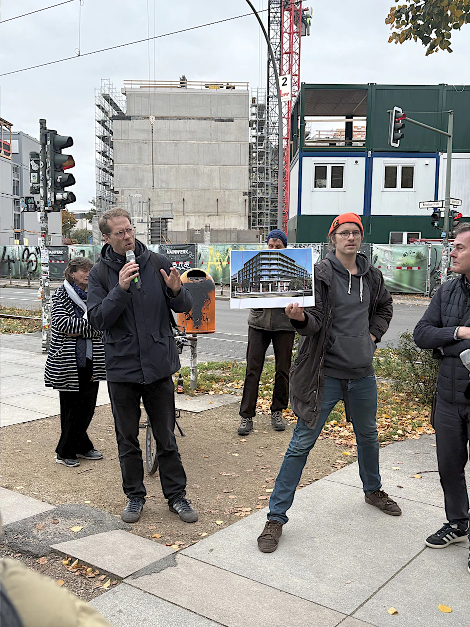 Baustadtrat Florian Schmidt (Grüne, mit Mikro) am Bahnhof Warschauer Straße