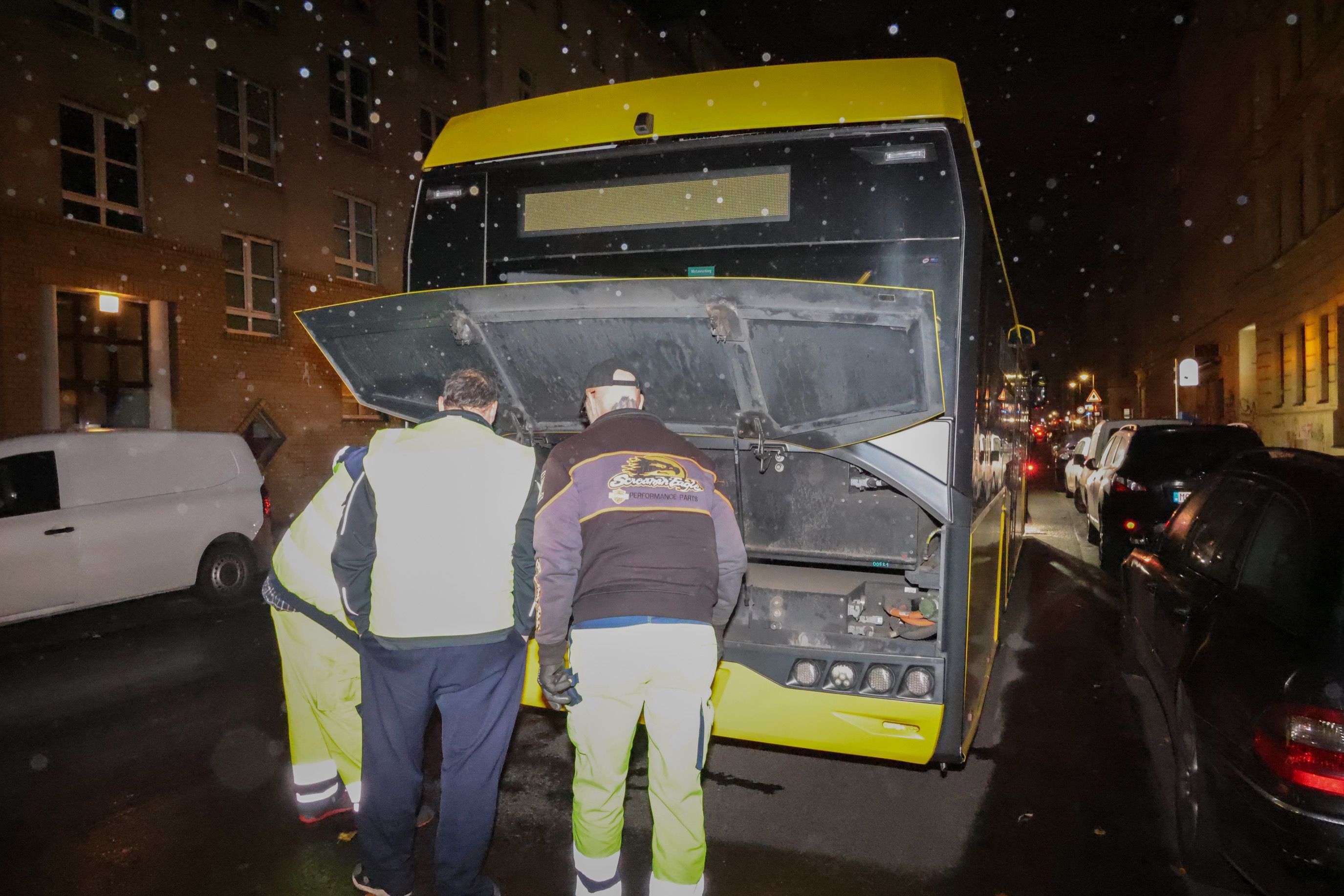 Angst nach Schüssen auf BVG-Bus: Berliner Polizei jagt den Schützen!