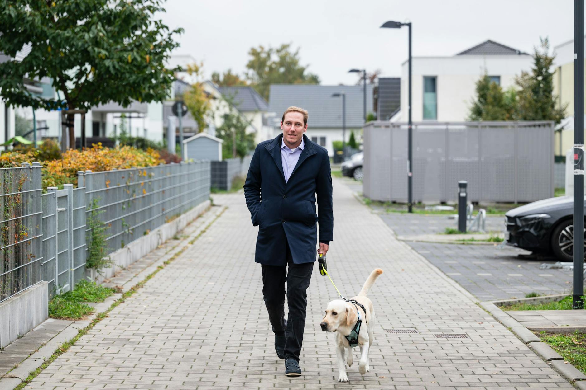 Ein Mann, ein Hund: Dustin Hoffmann von der CDU mit seinem Hund Theo in Altglienicke.