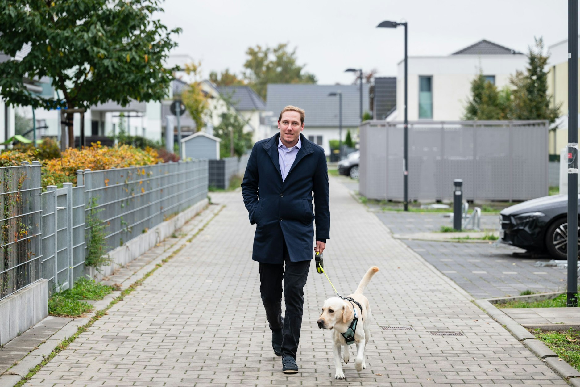 Ein Mann, ein Hund: Dustin Hoffmann von der CDU mit seinem Hund Theo in Altglienicke.