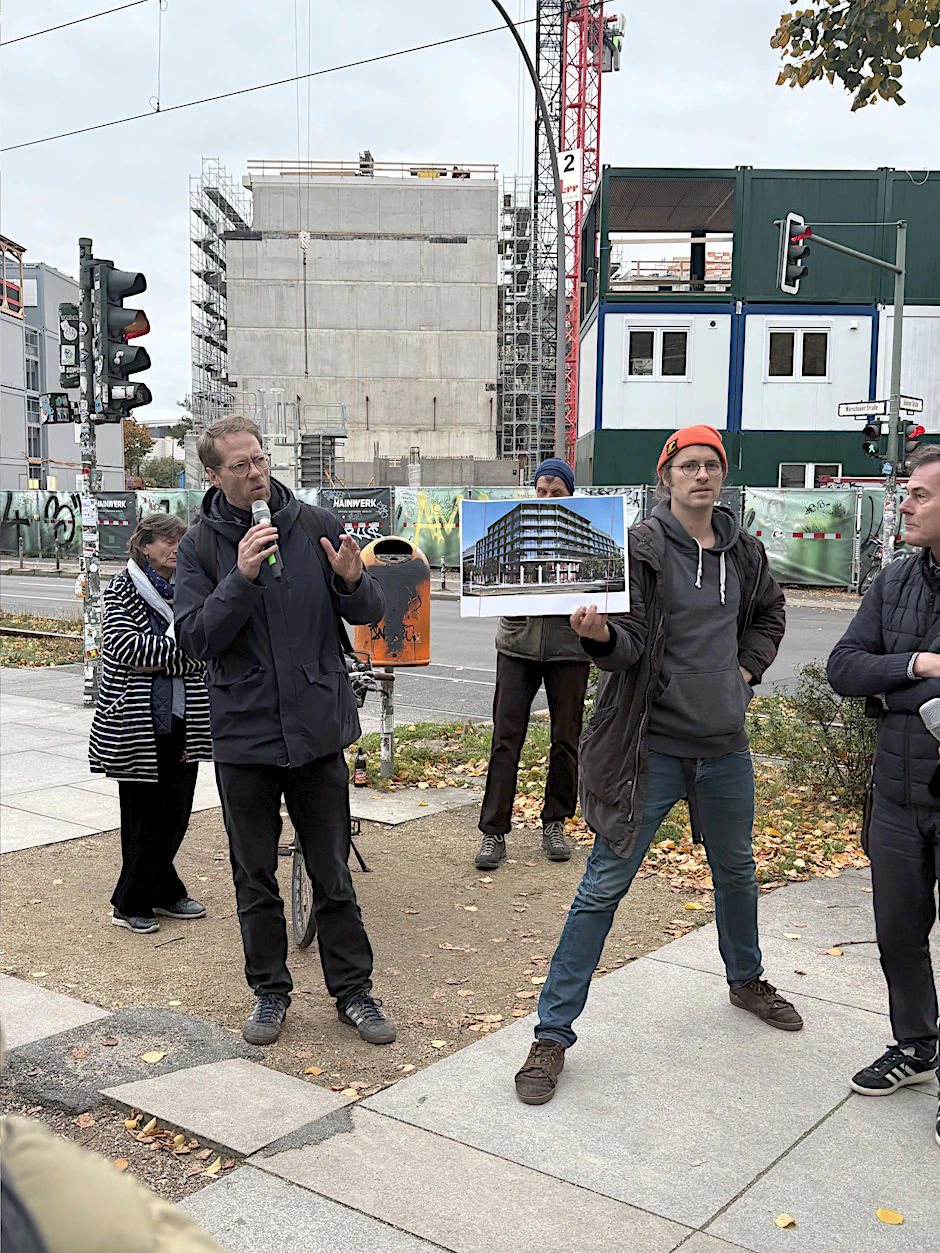 Baustadtrat Florian Schmidt (Grüne, mit Mikro) am Bahnhof Warschauer Straße
